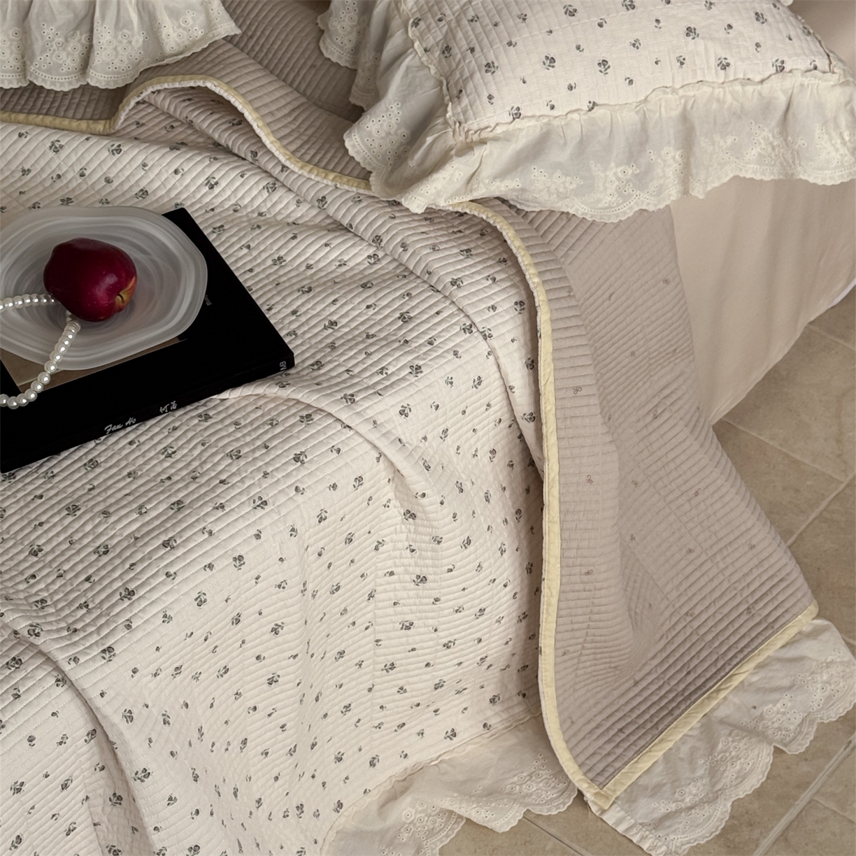 91家纺网 家纺一手货源 找家纺 床盖工厂店 2026新款韩式田园小碎花系双面全棉花边床盖三件套 桃幸一咖