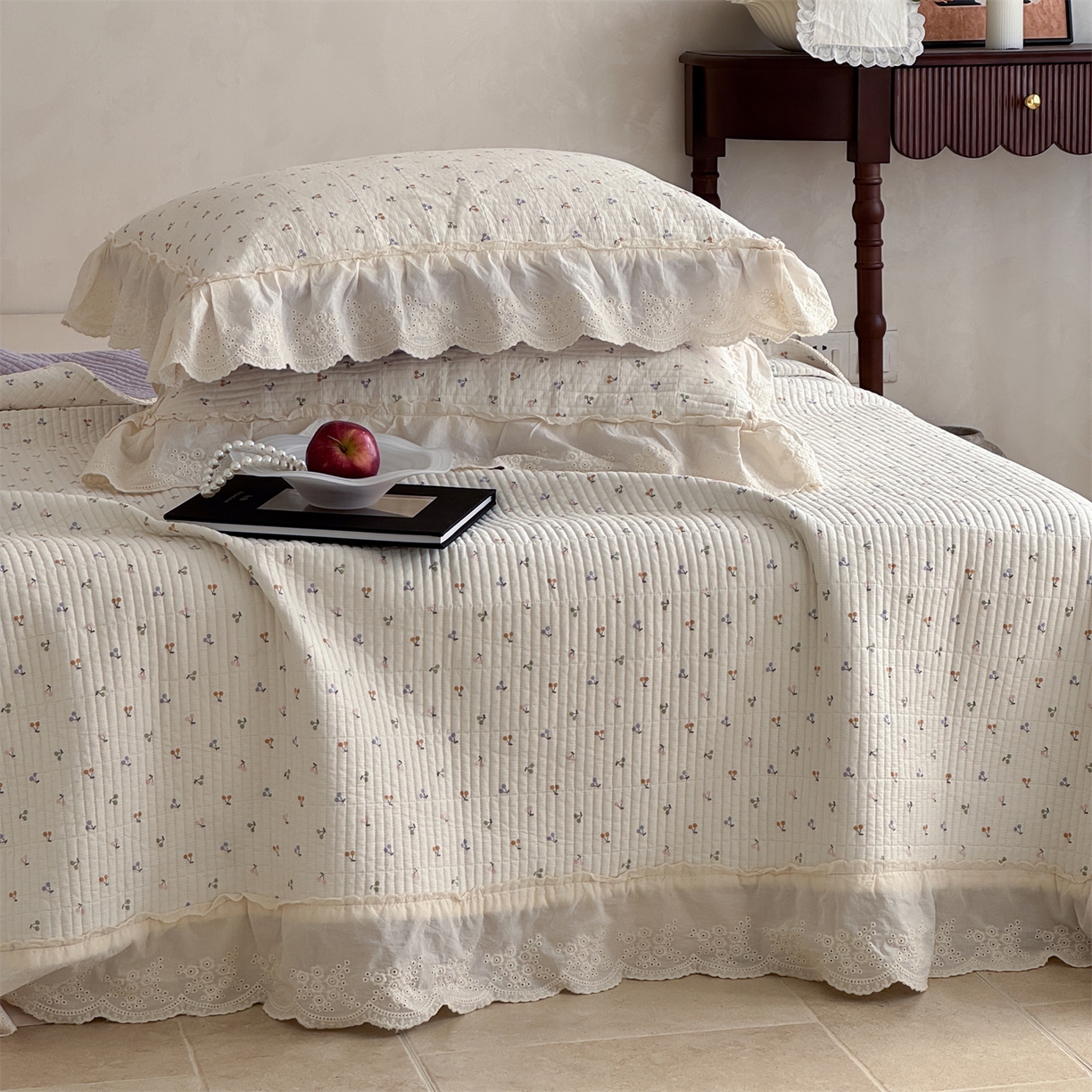 91家纺网 家纺一手货源 找家纺 床盖工厂店 2026新款韩式田园小碎花系双面全棉花边床盖三件套 缤纷樱桃