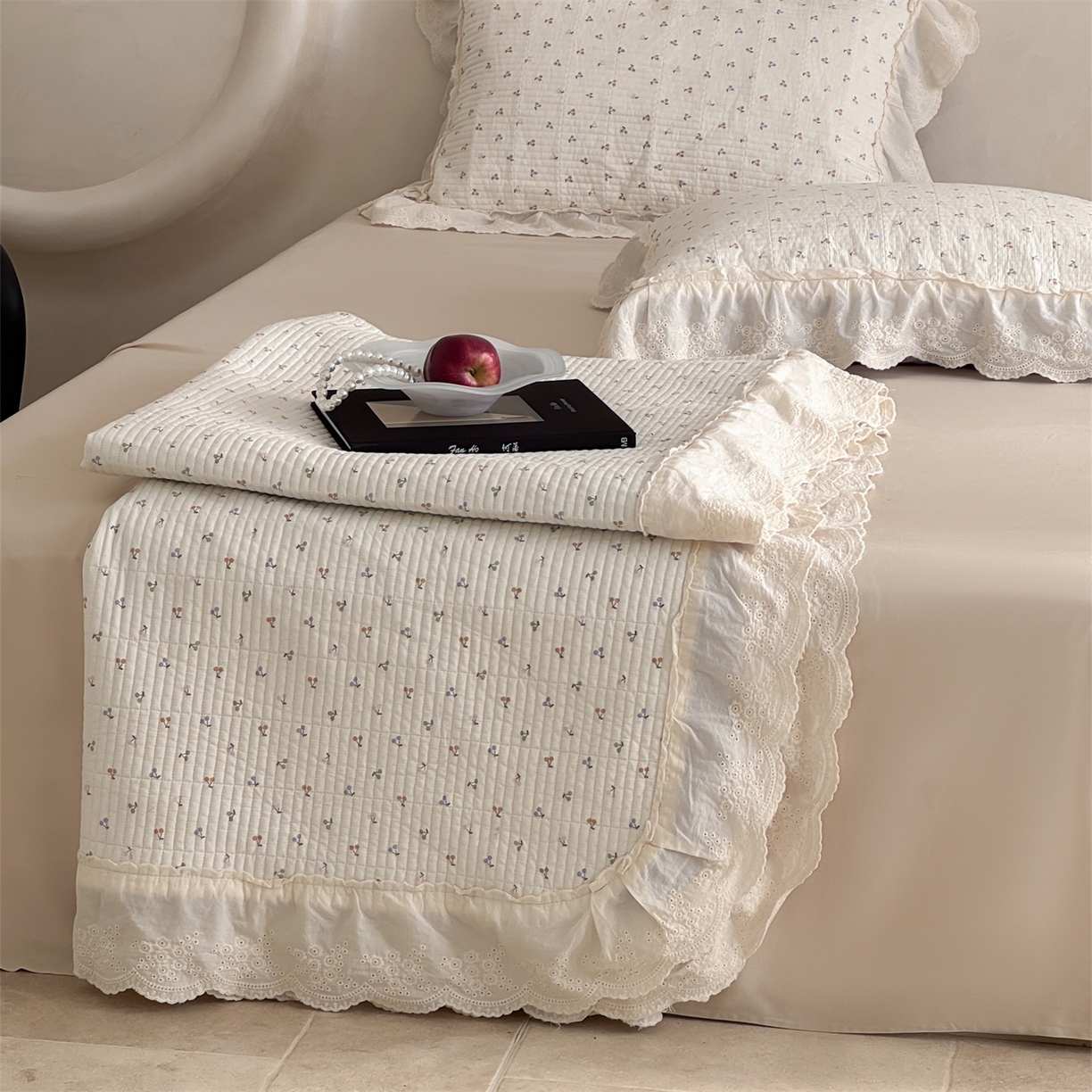 91家纺网 家纺一手货源 找家纺 床盖工厂店 2026新款韩式田园小碎花系双面全棉花边床盖三件套 缤纷樱桃