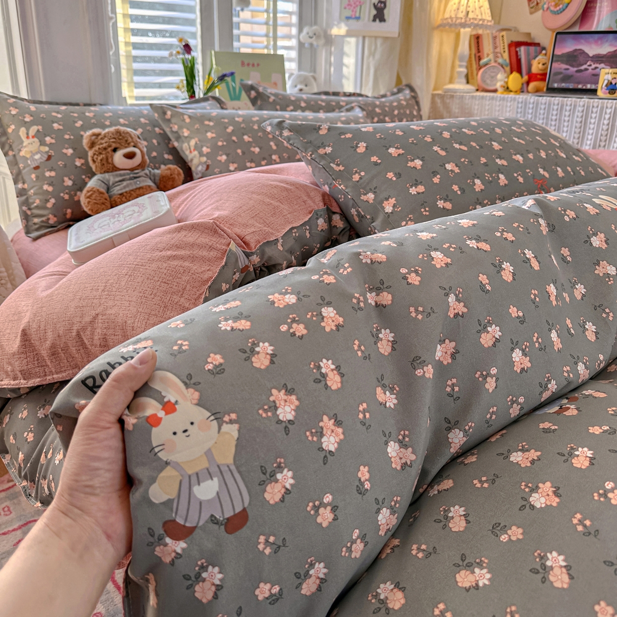 91家纺网 家纺一手货源 找家纺 卡斯诺家纺馆 2026新款A类亲肤芦荟棉四件套 下载文件包含买家秀 朦胧花兔