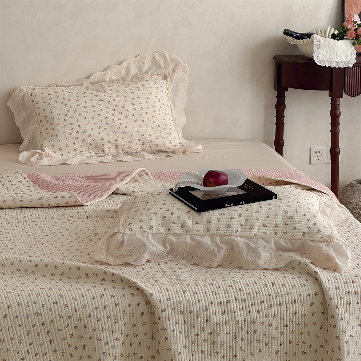 91家纺网 家纺一手货源 找家纺 床盖工厂店 2026新款韩式田园小碎花系双面全棉花边床盖三件套 柔情蜜意
