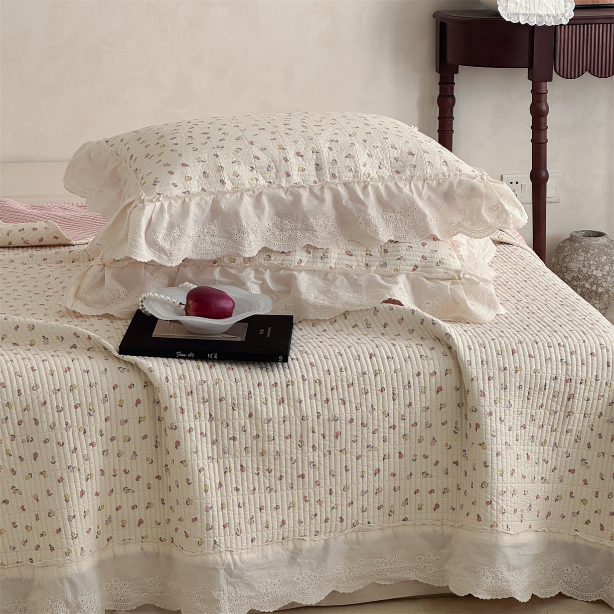 91家纺网 家纺一手货源 找家纺 床盖工厂店 2026新款韩式田园小碎花系双面全棉花边床盖三件套 柔情蜜意