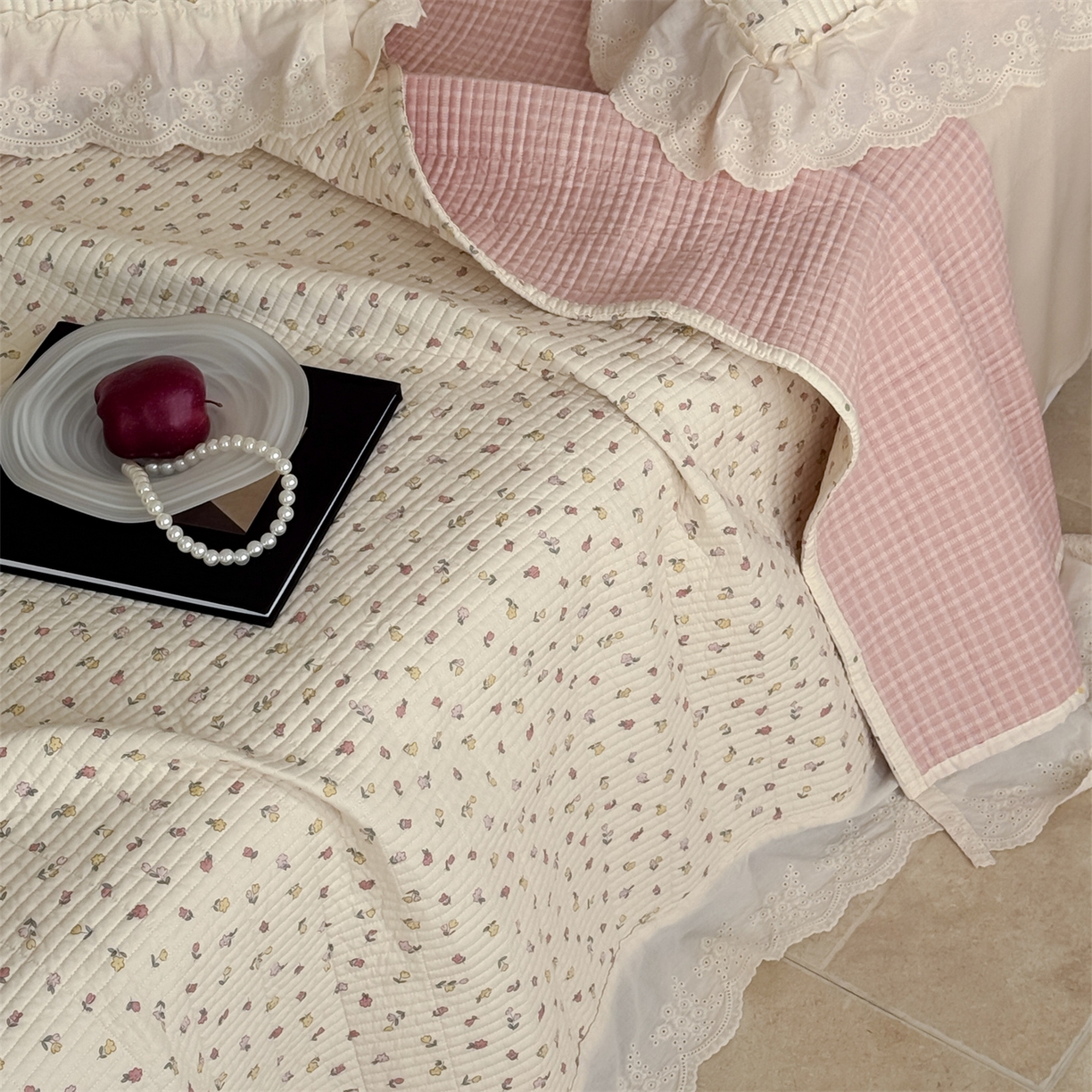 91家纺网 家纺一手货源 找家纺 床盖工厂店 2026新款韩式田园小碎花系双面全棉花边床盖三件套 柔情蜜意