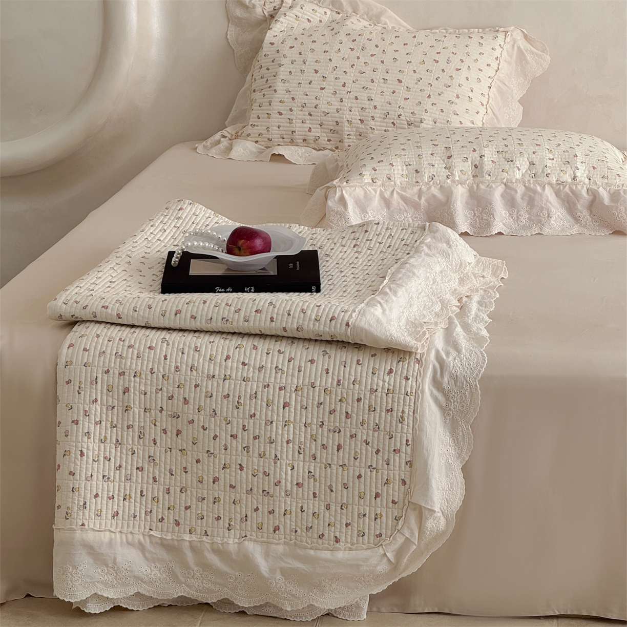 91家纺网 家纺一手货源 找家纺 床盖工厂店 2026新款韩式田园小碎花系双面全棉花边床盖三件套 柔情蜜意
