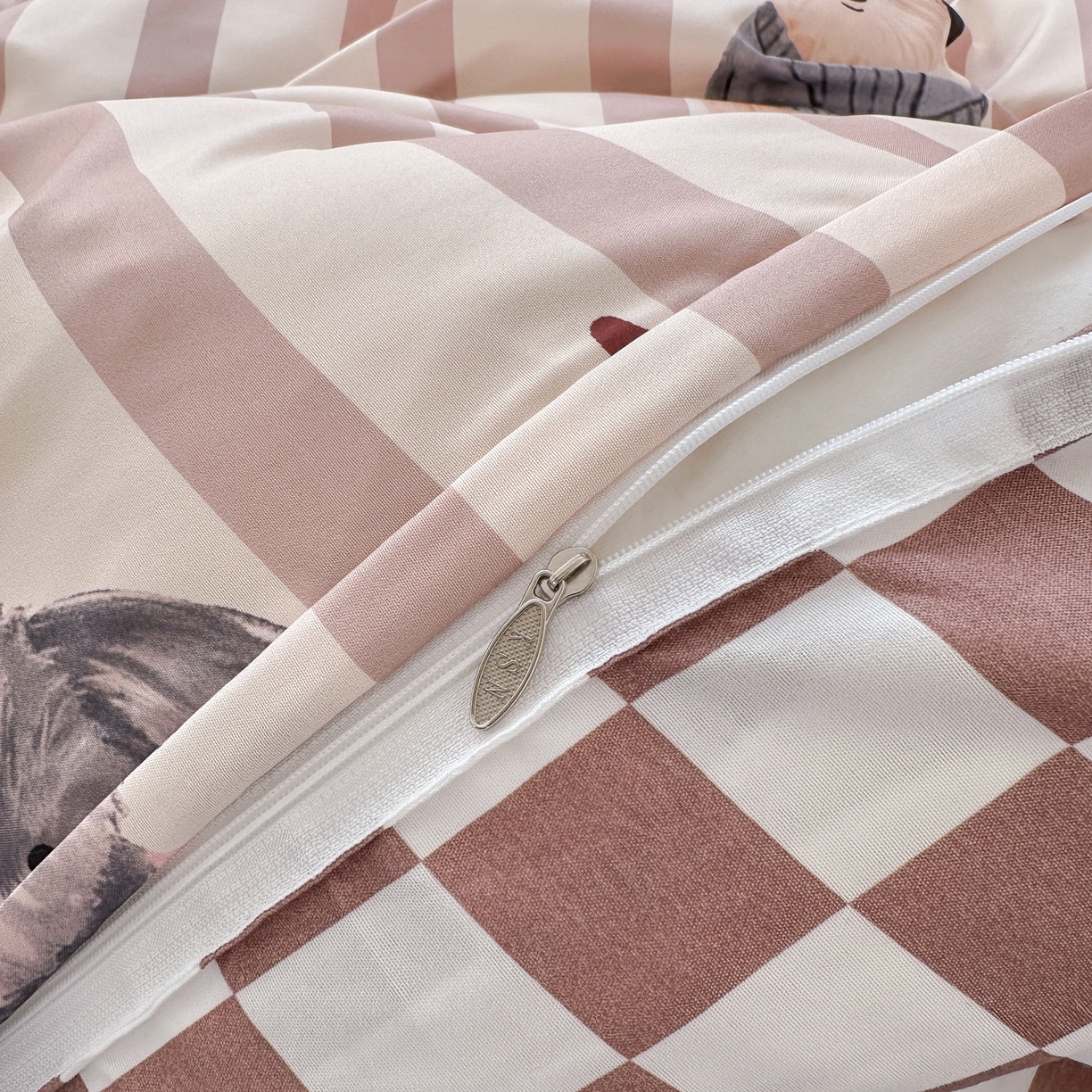 91家纺网 家纺一手货源 找家纺 卡斯诺家纺馆 2026新款A类亲肤芦荟棉四件套 下载文件包含买家秀 奶咖萌犬