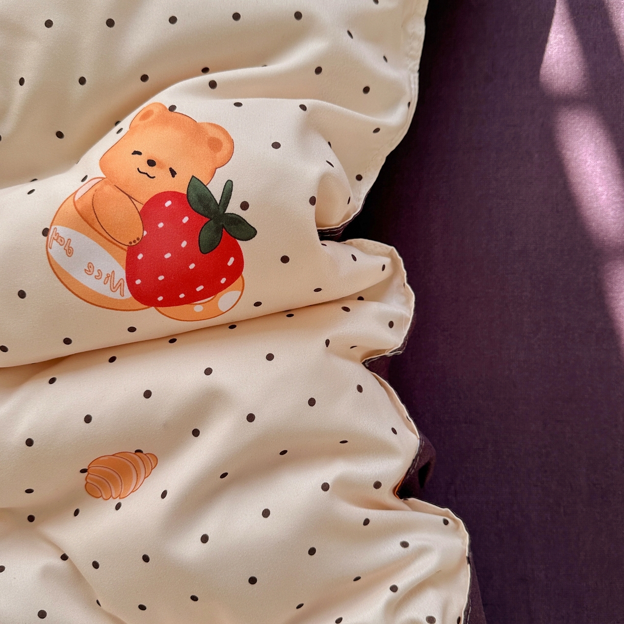 91家纺网 家纺一手货源 找家纺 卡斯诺家纺馆 2026新款A类亲肤芦荟棉四件套 下载文件包含买家秀 熊崽甜莓