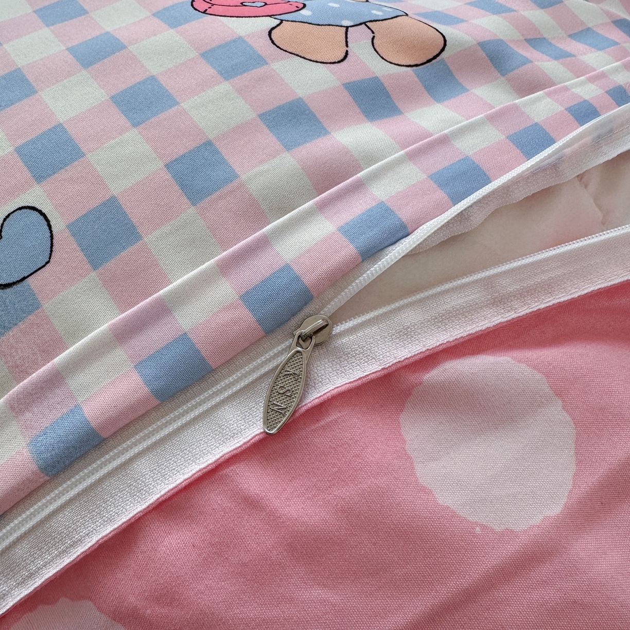 91家纺网 家纺一手货源 找家纺 卡斯诺家纺馆 2026新款A类亲肤芦荟棉四件套 下载文件包含买家秀 软萌熊格