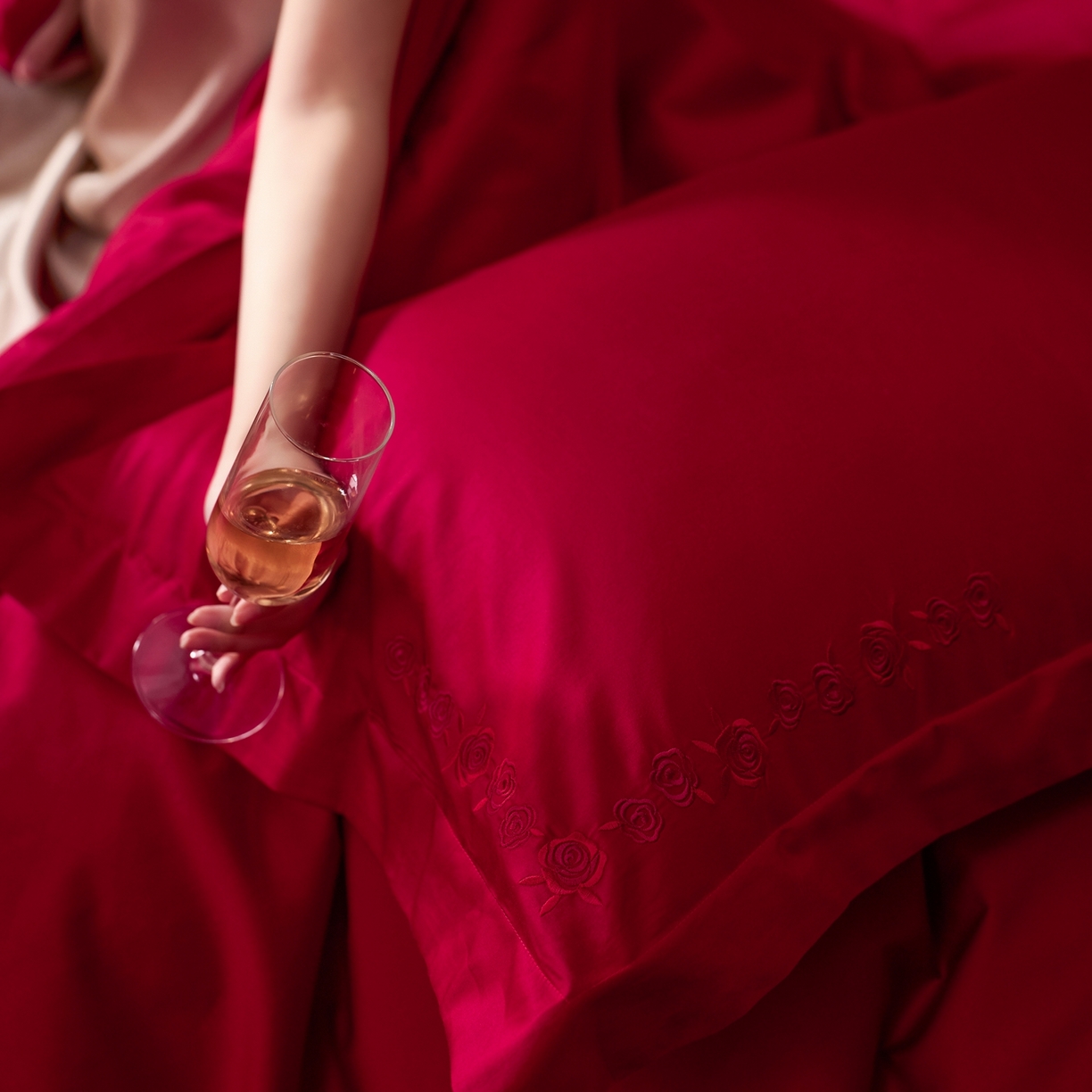 91家纺网 家纺一手货源 找家纺 （总）初拾 2026新款贡缎全棉纯棉红色提花简约婚庆四件套—一眼万年