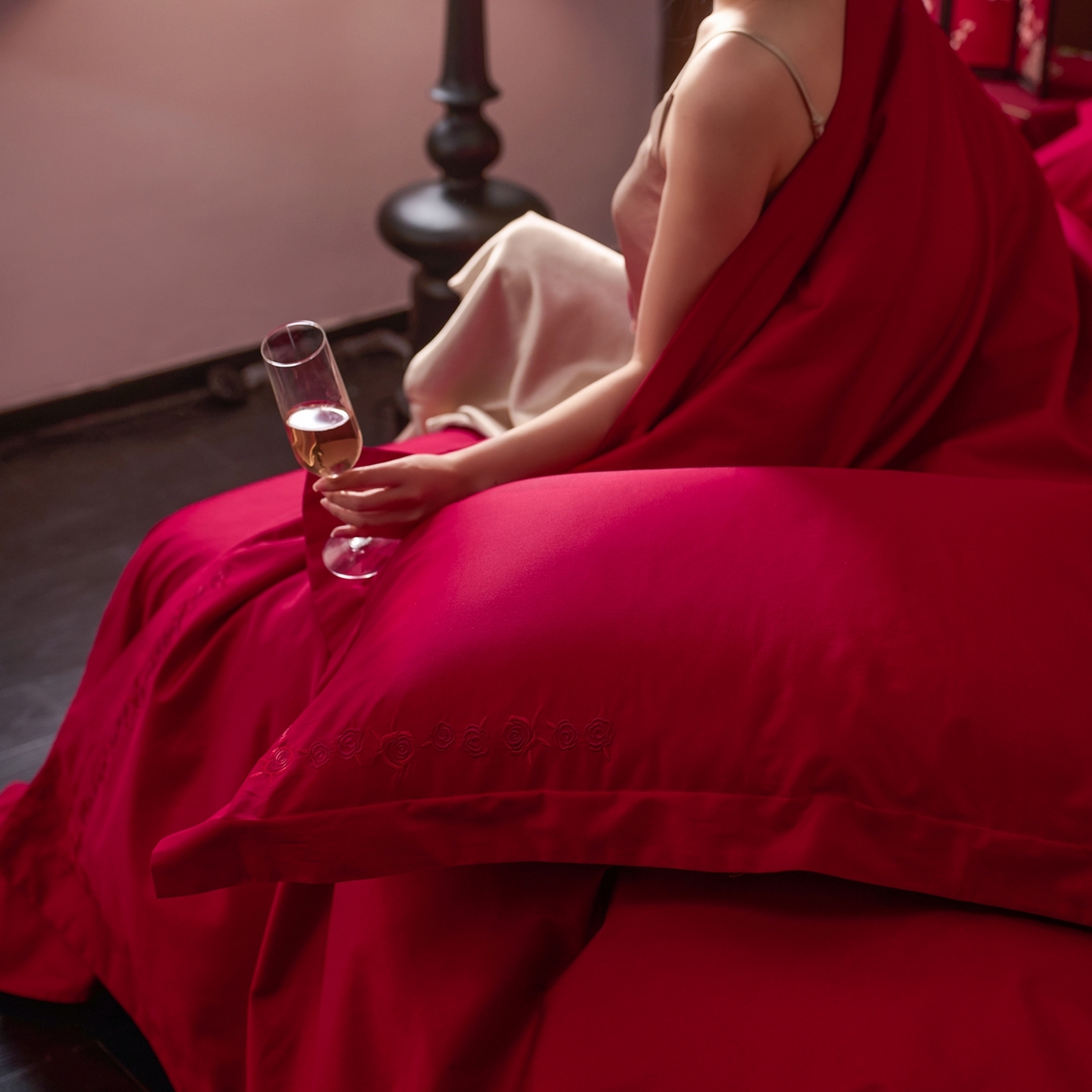 91家纺网 家纺一手货源 找家纺 （总）初拾 2026新款贡缎全棉纯棉红色提花简约婚庆四件套—一眼万年