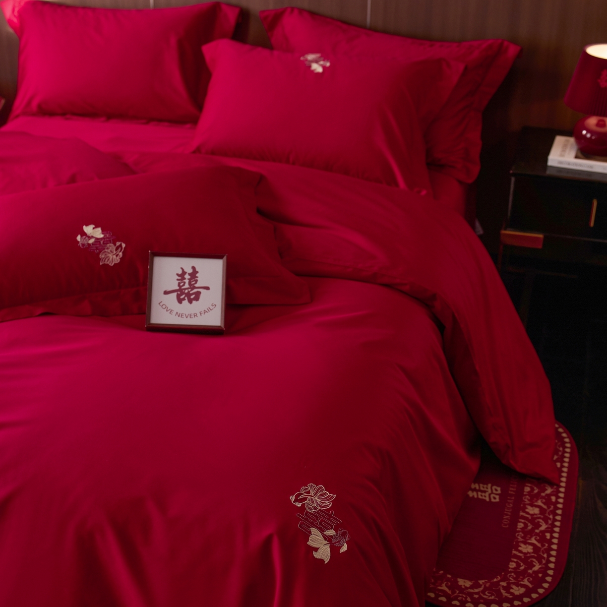91家纺网 家纺一手货源 找家纺 （总）初拾 2026新款贡缎全棉纯棉红色提花简约婚庆四件套—余笙伴喜