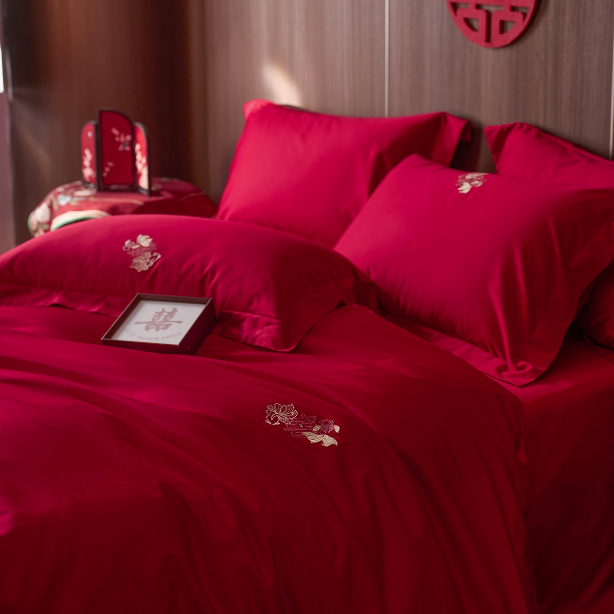 91家纺网 家纺一手货源 找家纺 （总）初拾 2026新款贡缎全棉纯棉红色提花简约婚庆四件套—余笙伴喜