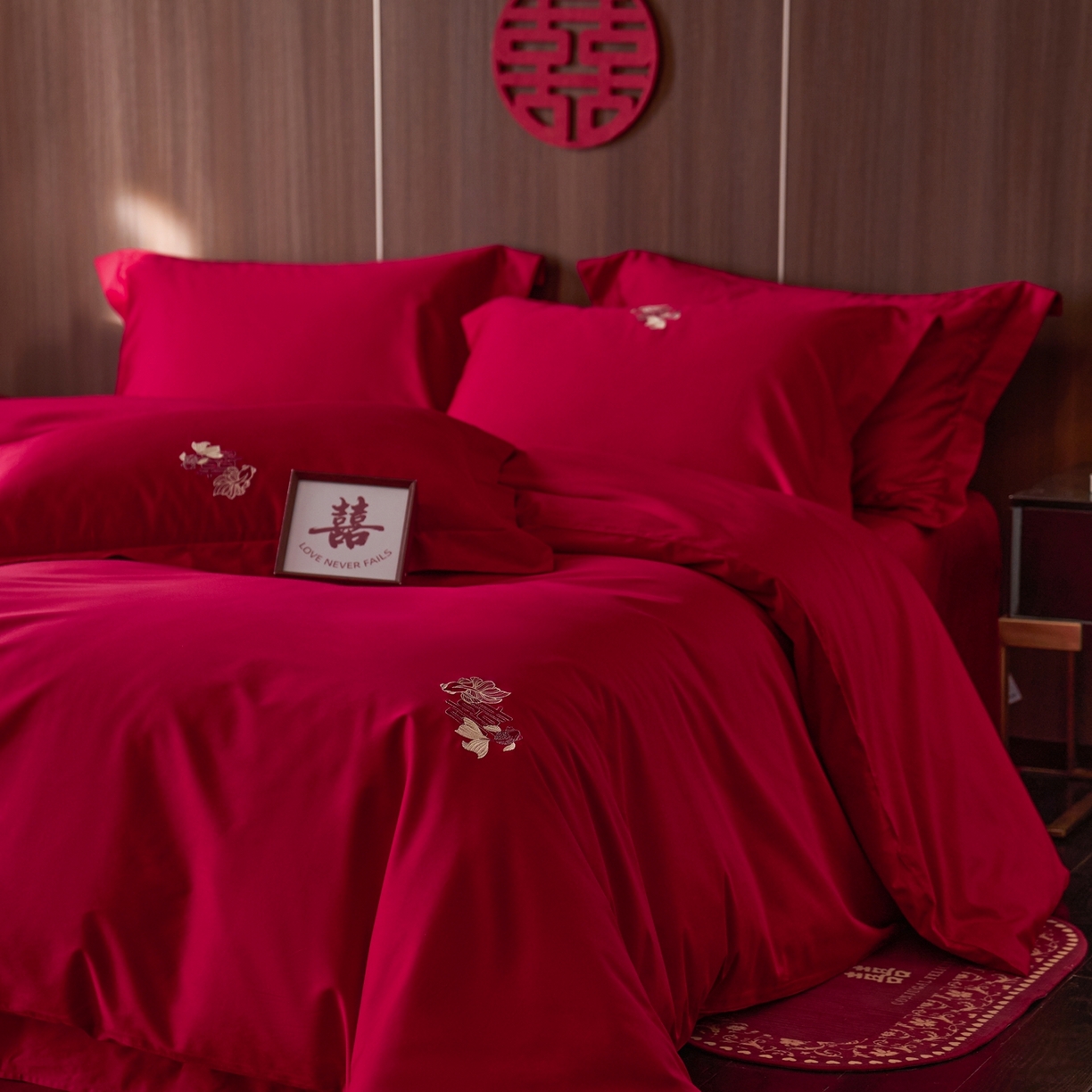 91家纺网 家纺一手货源 找家纺 （总）初拾 2026新款贡缎全棉纯棉红色提花简约婚庆四件套—余笙伴喜