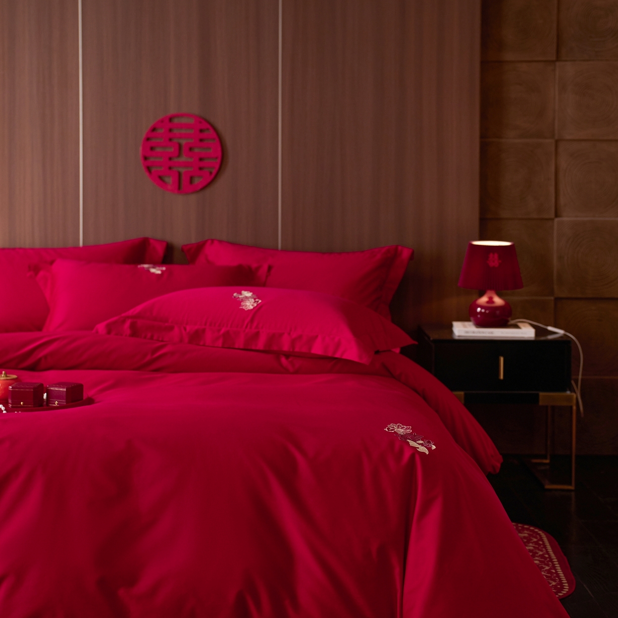 91家纺网 家纺一手货源 找家纺 （总）初拾 2026新款贡缎全棉纯棉红色提花简约婚庆四件套—余笙伴喜