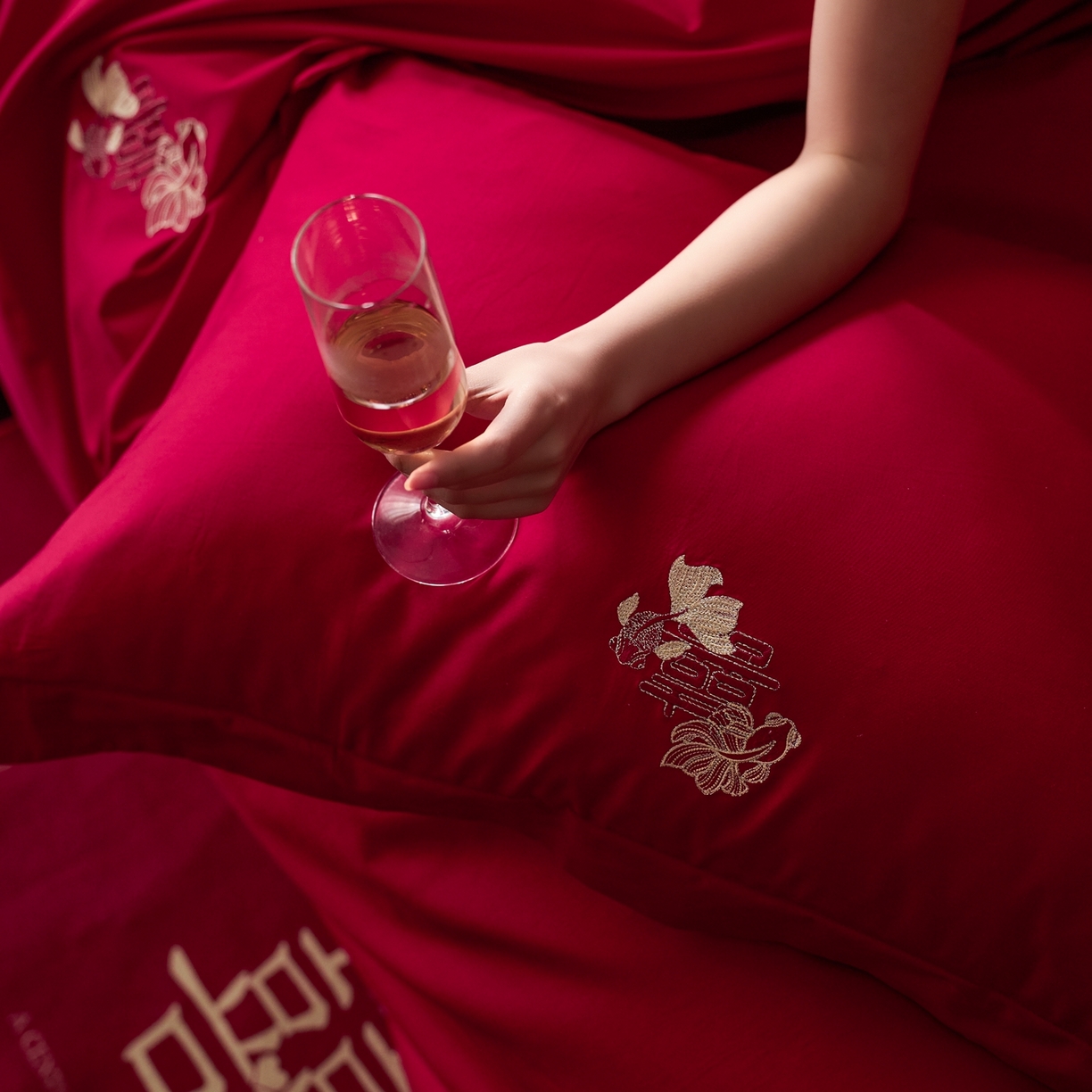 91家纺网 家纺一手货源 找家纺 （总）初拾 2026新款贡缎全棉纯棉红色提花简约婚庆四件套—余笙伴喜