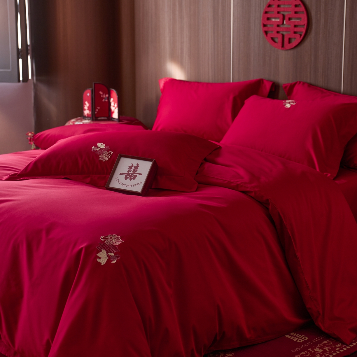 91家纺网 家纺一手货源 找家纺 （总）初拾 2026新款贡缎全棉纯棉红色提花简约婚庆四件套—余笙伴喜