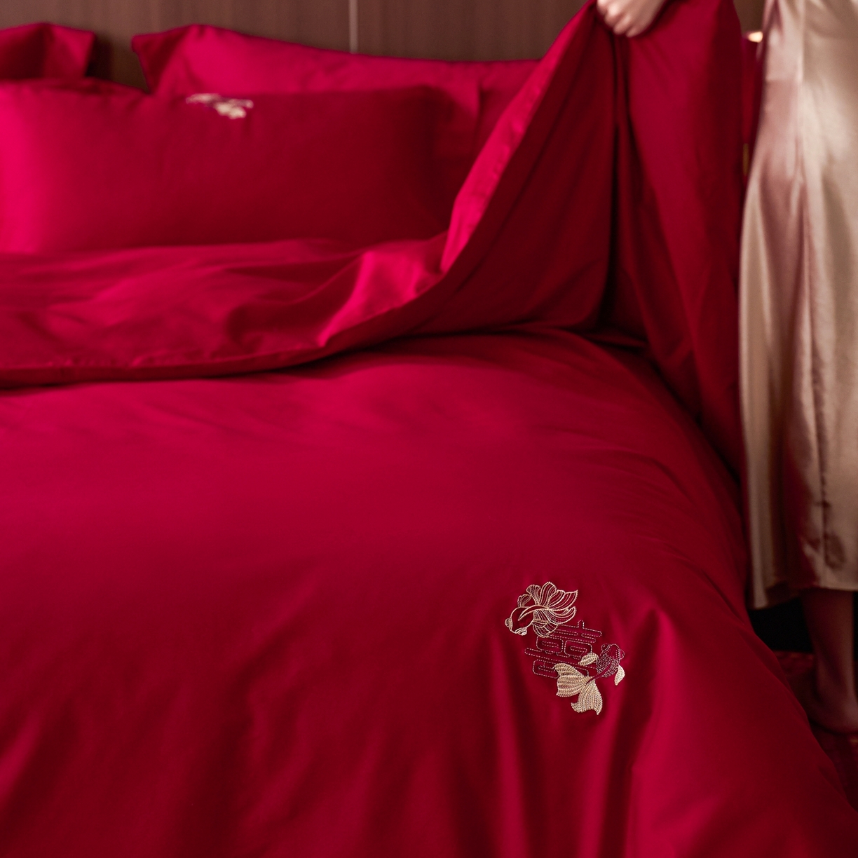 91家纺网 家纺一手货源 找家纺 （总）初拾 2026新款贡缎全棉纯棉红色提花简约婚庆四件套—余笙伴喜