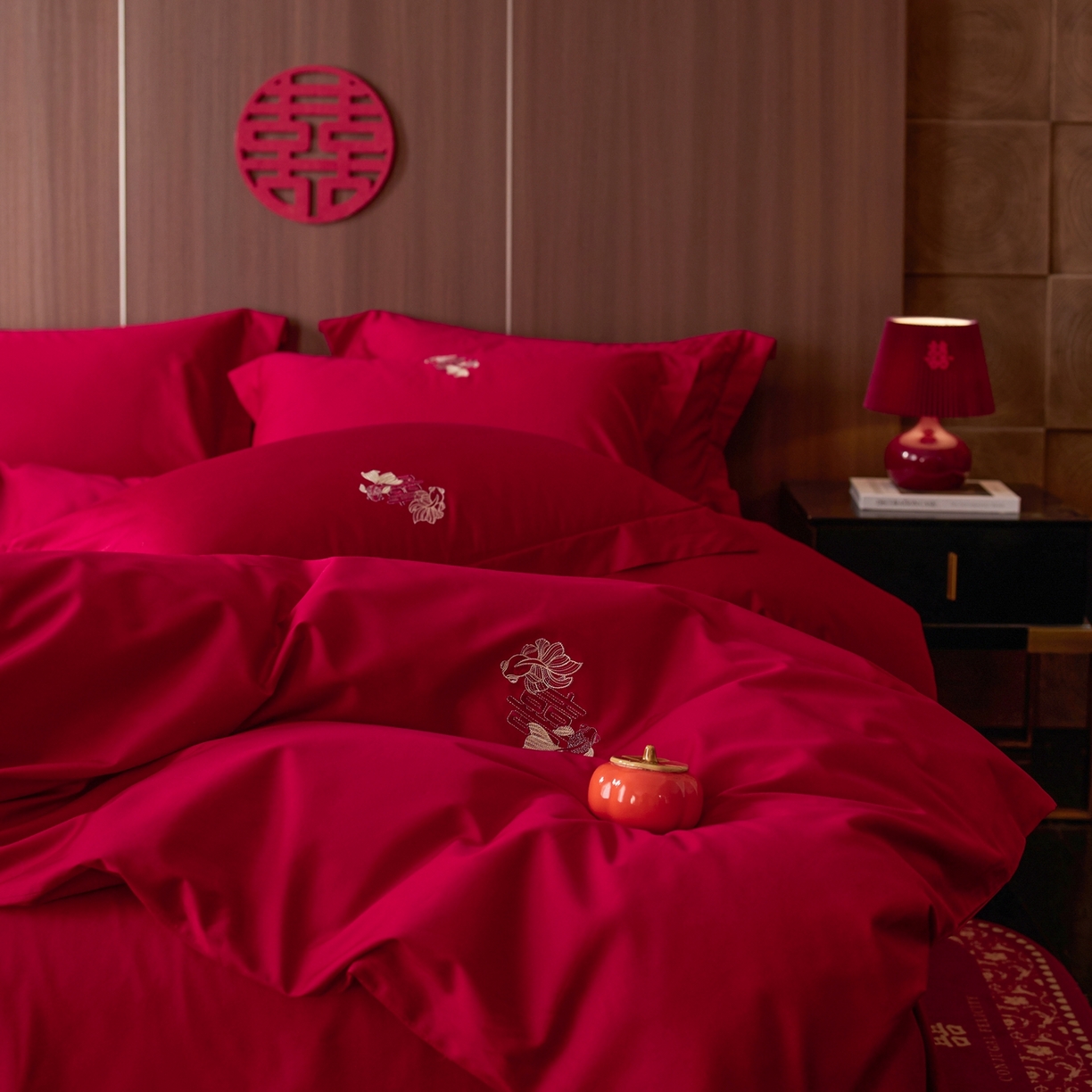 91家纺网 家纺一手货源 找家纺 （总）初拾 2026新款贡缎全棉纯棉红色提花简约婚庆四件套—余笙伴喜