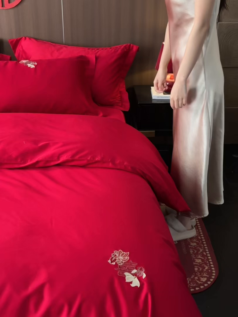91家纺网 家纺一手货源 找家纺 （总）初拾 2026新款贡缎全棉纯棉红色提花简约婚庆四件套—余笙伴喜
