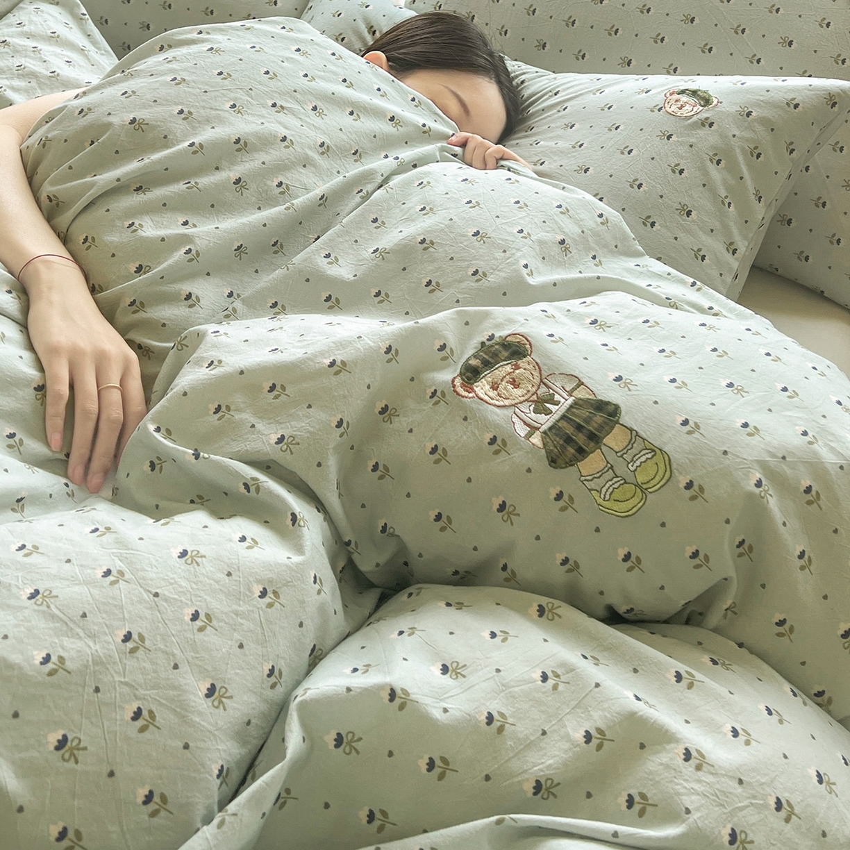 91家纺网 家纺一手货源 找家纺 （总）欣晴家纺 2026新款软糯云朵棉水洗棉刺绣三件套四件套嘟嘟小熊系列（风格1）