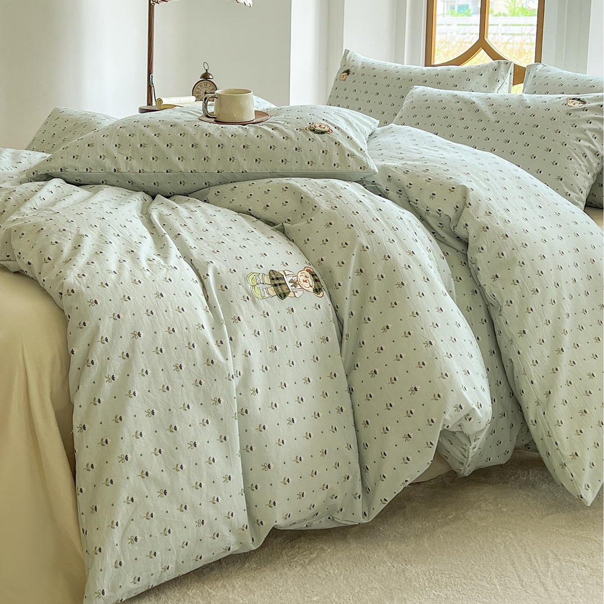 91家纺网 家纺一手货源 找家纺 欣晴家纺 2026新款软糯云朵棉水洗棉刺绣三件套四件套嘟嘟小熊系列（风格1） 花涧