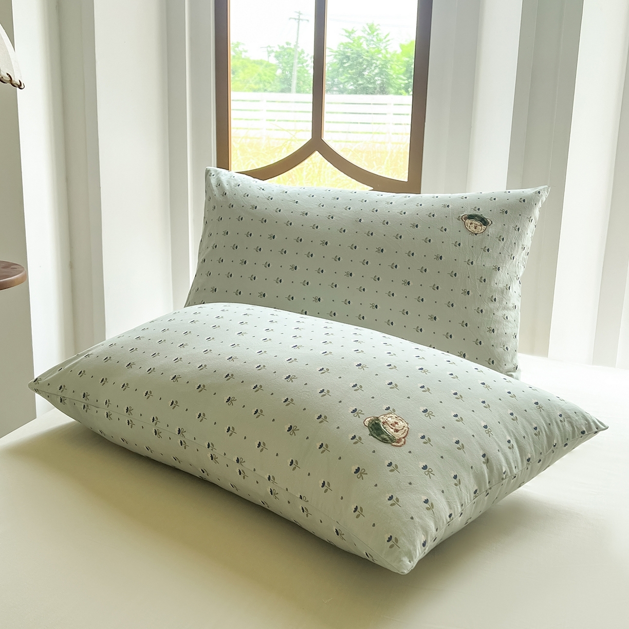 91家纺网 家纺一手货源 找家纺 欣晴家纺 2026新款软糯云朵棉水洗棉刺绣三件套四件套嘟嘟小熊系列（风格1） 花涧