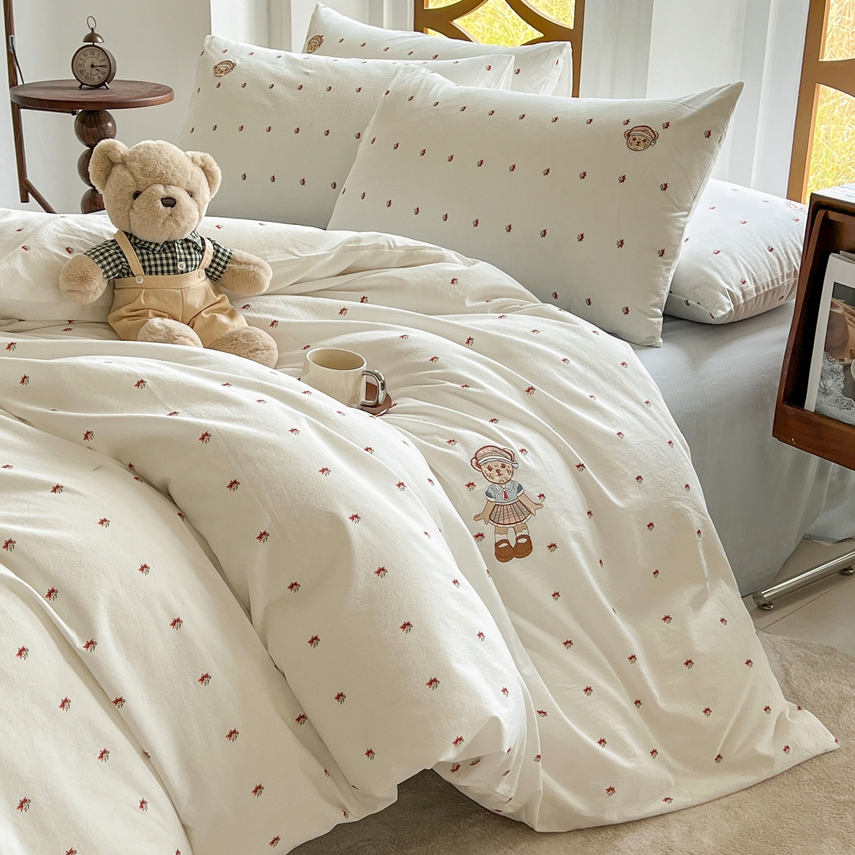 91家纺网 家纺一手货源 找家纺 （总）欣晴家纺 2026新款软糯云朵棉水洗棉刺绣三件套四件套嘟嘟小熊系列（风格1）