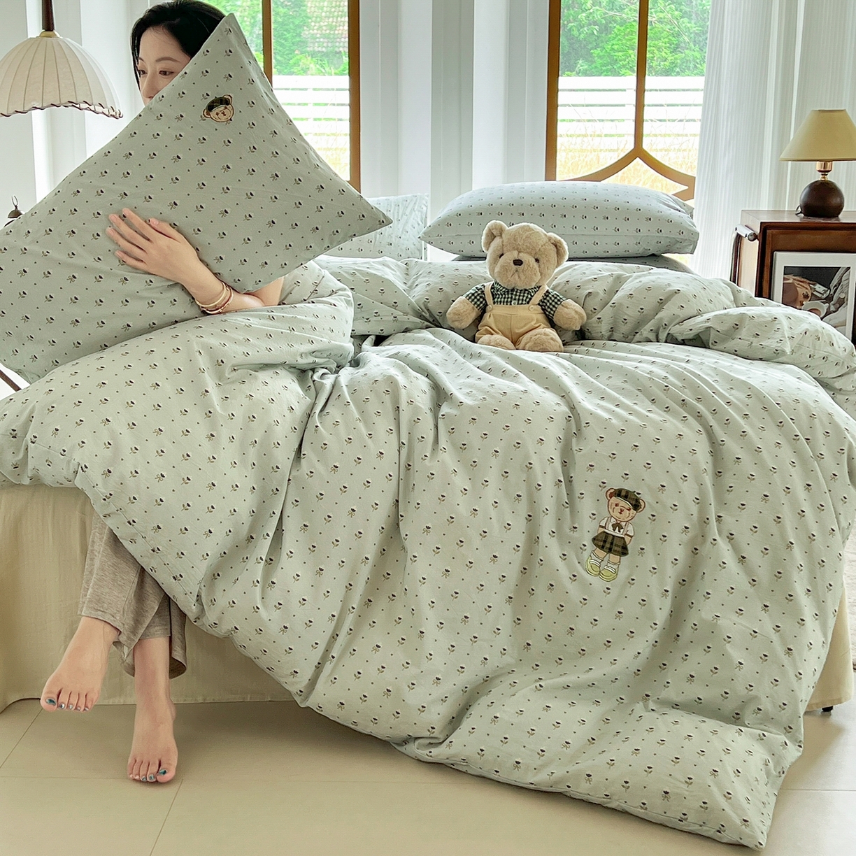 91家纺网 家纺一手货源 找家纺 （总）欣晴家纺 2026新款软糯云朵棉水洗棉刺绣三件套四件套嘟嘟小熊系列（风格1）