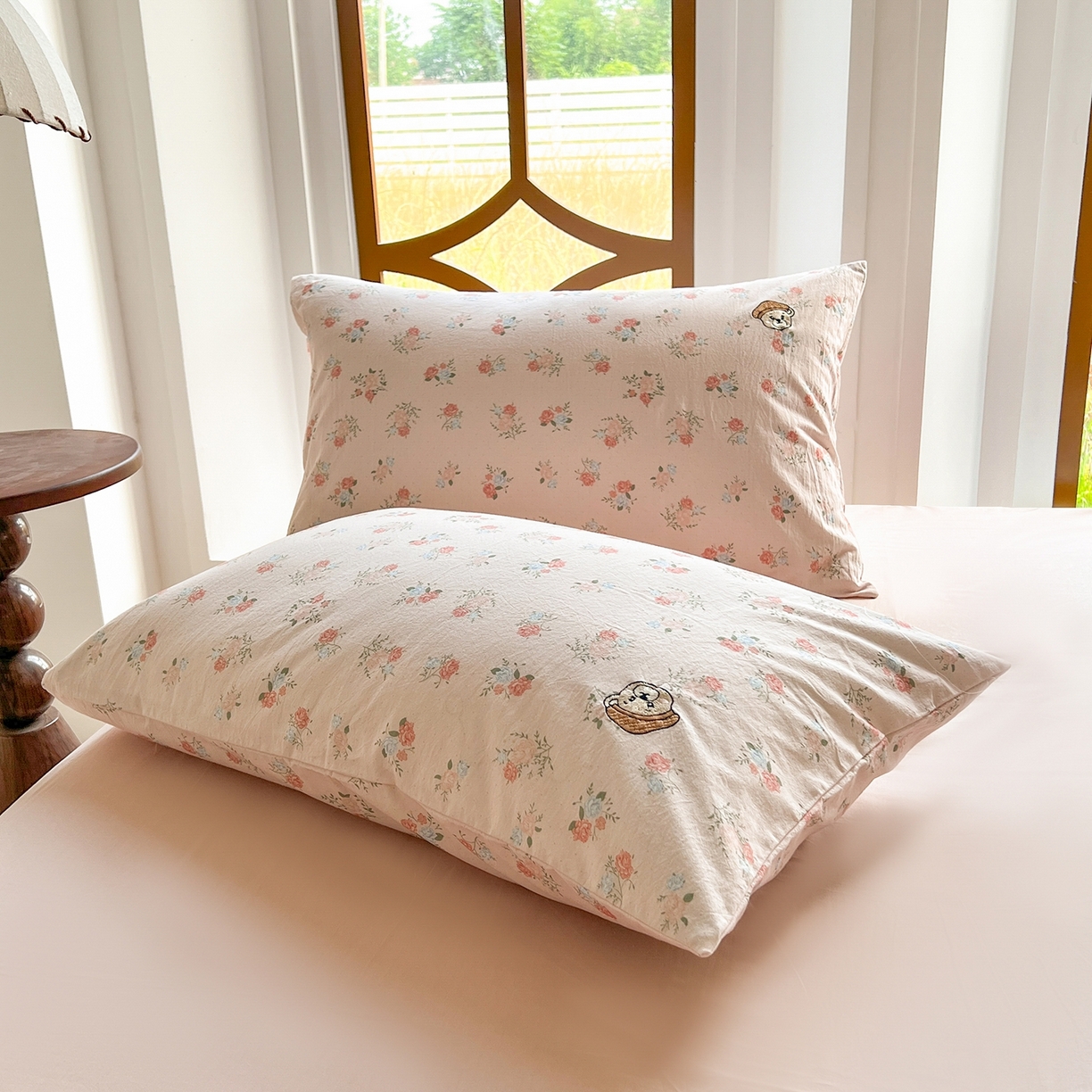 91家纺网 家纺一手货源 找家纺 欣晴家纺 2026新款软糯云朵棉水洗棉刺绣三件套四件套嘟嘟小熊系列（风格1） 花影