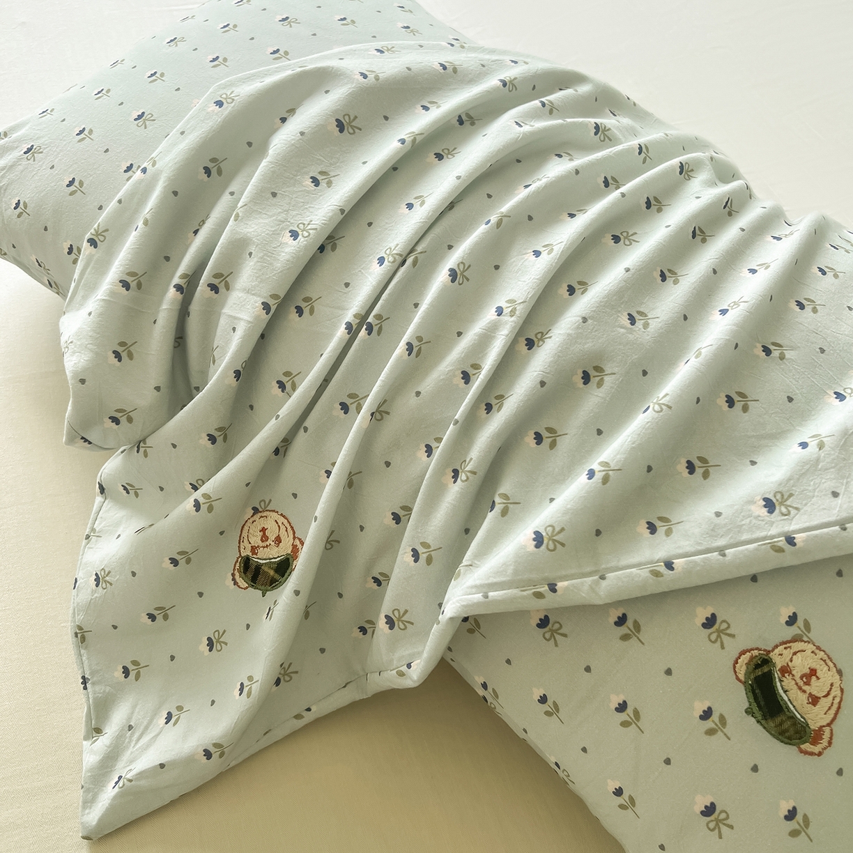 91家纺网 家纺一手货源 找家纺 欣晴家纺 2026新款软糯云朵棉水洗棉刺绣三件套四件套嘟嘟小熊系列（风格1） 花涧