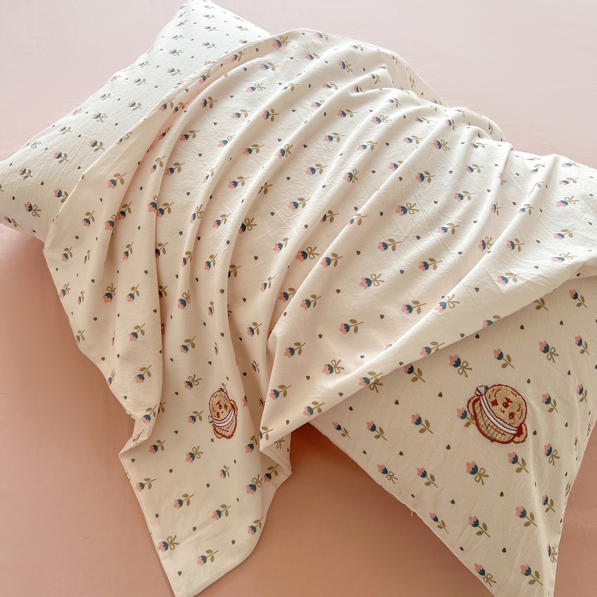 91家纺网 家纺一手货源 找家纺 欣晴家纺 2026新款软糯云朵棉水洗棉刺绣三件套四件套嘟嘟小熊系列（风格1） 晴语