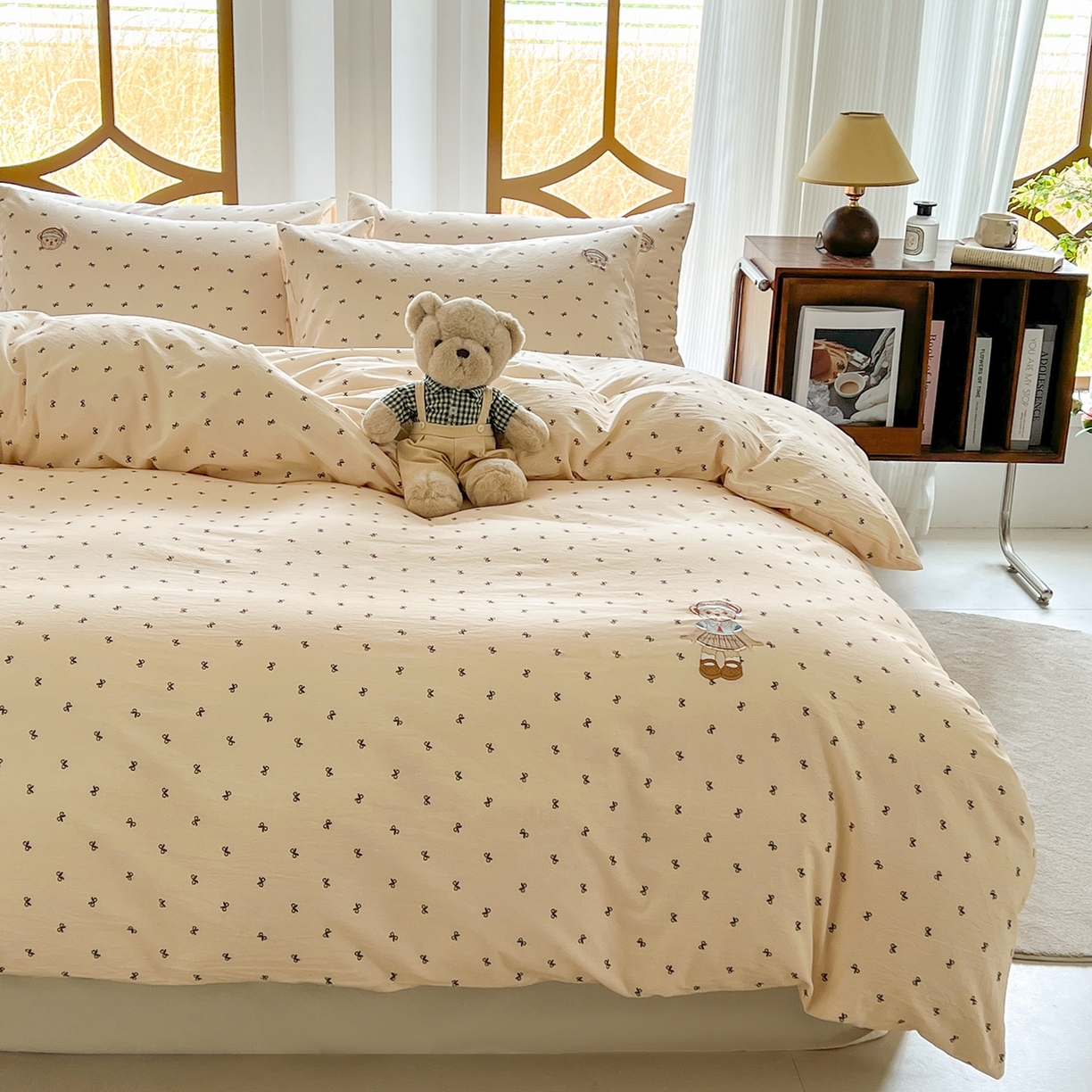 91家纺网 家纺一手货源 找家纺 欣晴家纺 2026新款软糯云朵棉水洗棉刺绣三件套四件套嘟嘟小熊系列（风格1） 邂逅