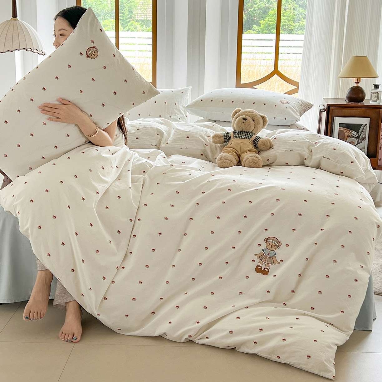 91家纺网 家纺一手货源 找家纺 欣晴家纺 2026新款软糯云朵棉水洗棉刺绣三件套四件套嘟嘟小熊系列（风格1） 流萤