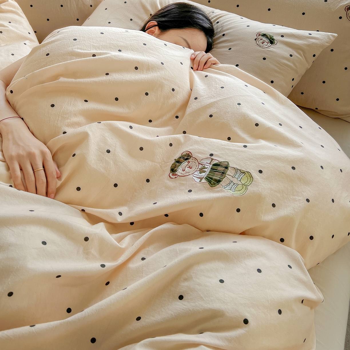 91家纺网 家纺一手货源 找家纺 欣晴家纺 2026新款软糯云朵棉水洗棉刺绣三件套四件套嘟嘟小熊系列（风格1） 尘香