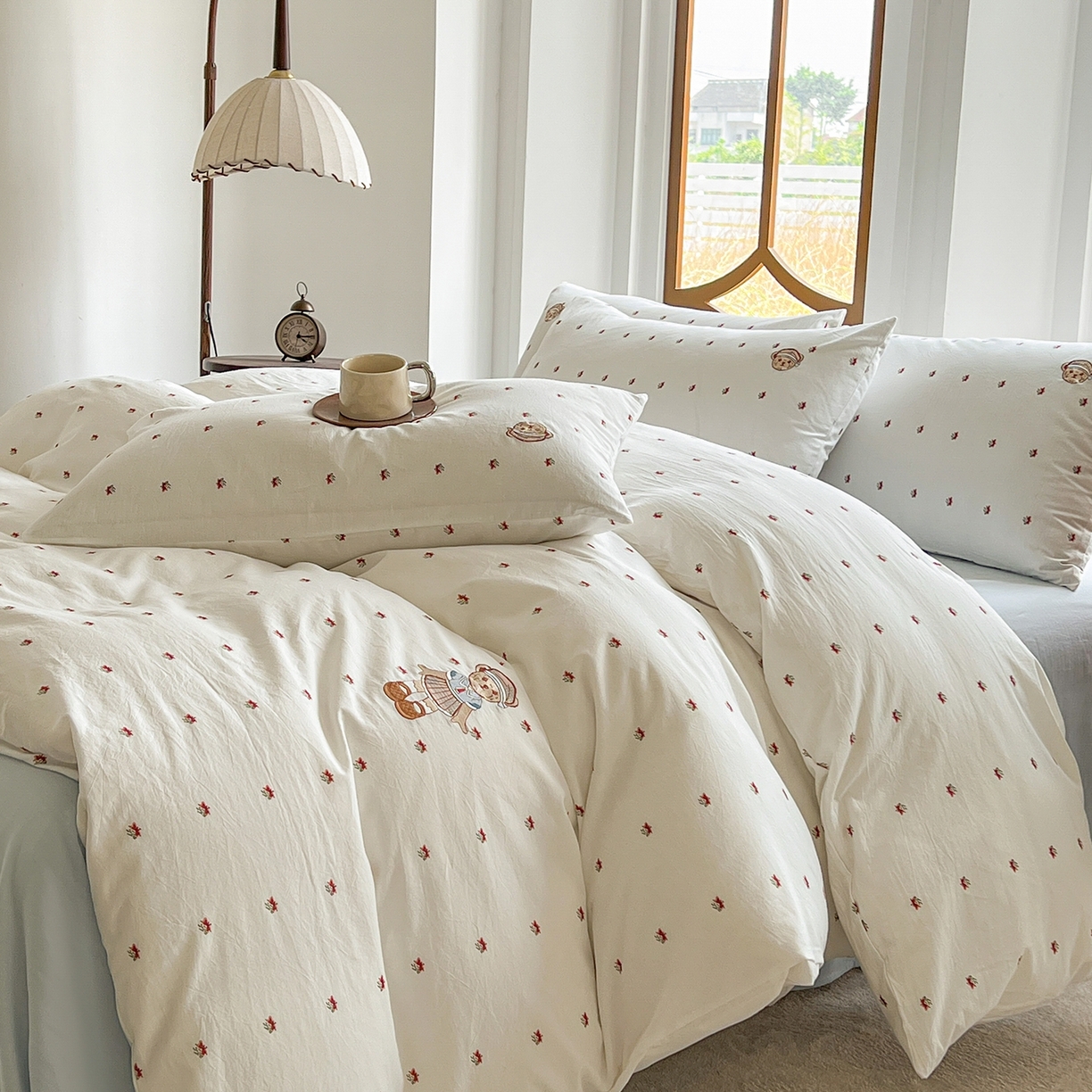 91家纺网 家纺一手货源 找家纺 欣晴家纺 2026新款软糯云朵棉水洗棉刺绣三件套四件套嘟嘟小熊系列（风格1） 流萤