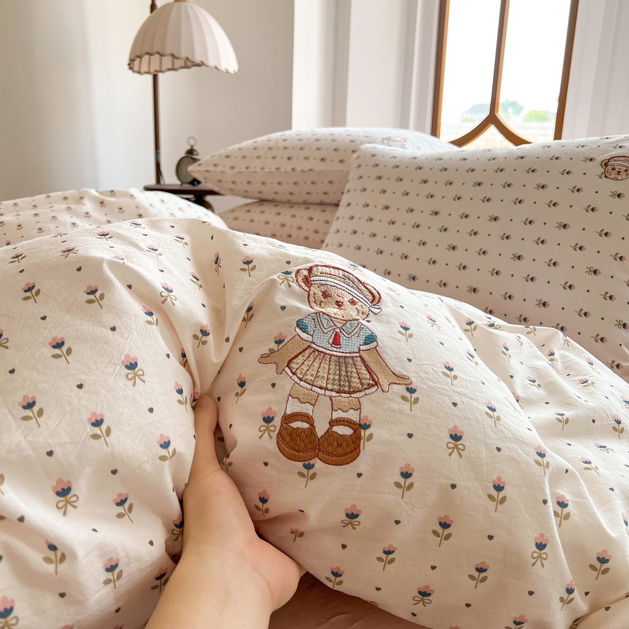 91家纺网 家纺一手货源 找家纺 欣晴家纺 2026新款软糯云朵棉水洗棉刺绣三件套四件套嘟嘟小熊系列（风格1） 晴语