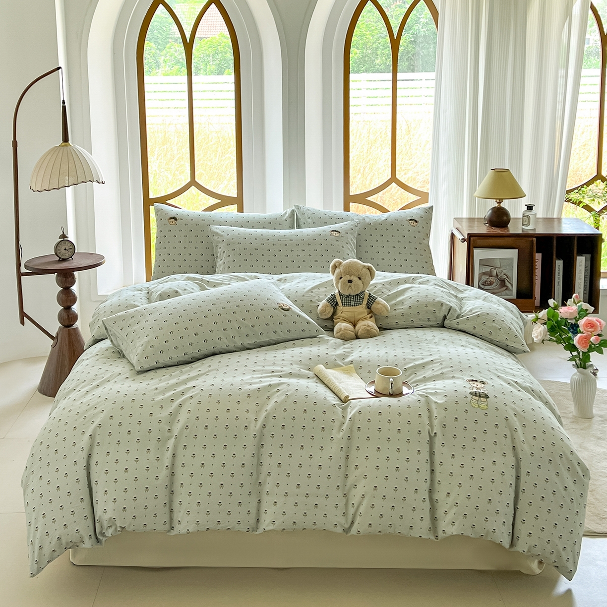 91家纺网 家纺一手货源 找家纺 欣晴家纺 2026新款软糯云朵棉水洗棉刺绣三件套四件套嘟嘟小熊系列（风格1） 花涧