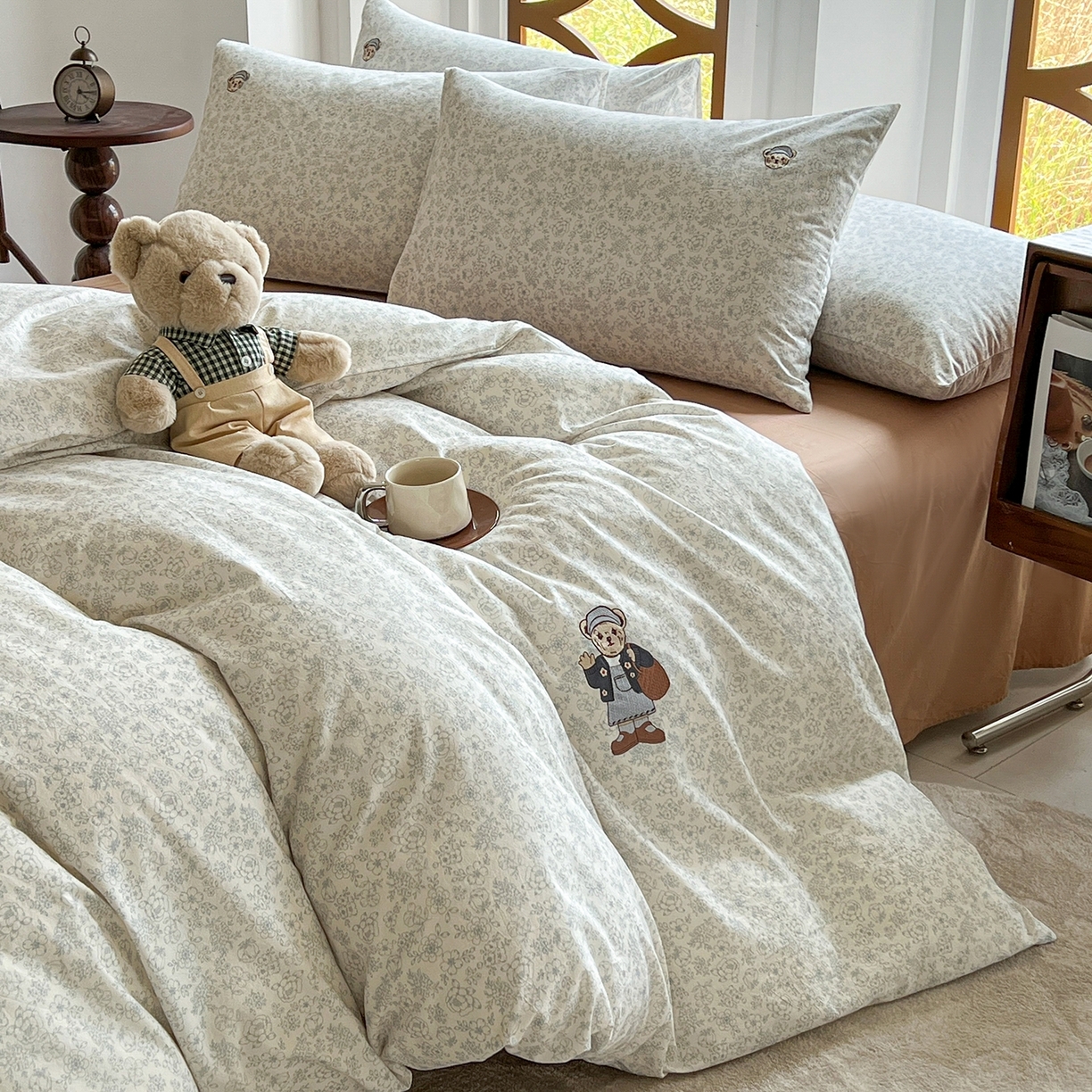 91家纺网 家纺一手货源 找家纺 （总）欣晴家纺 2026新款软糯云朵棉水洗棉刺绣三件套四件套嘟嘟小熊系列（风格1）