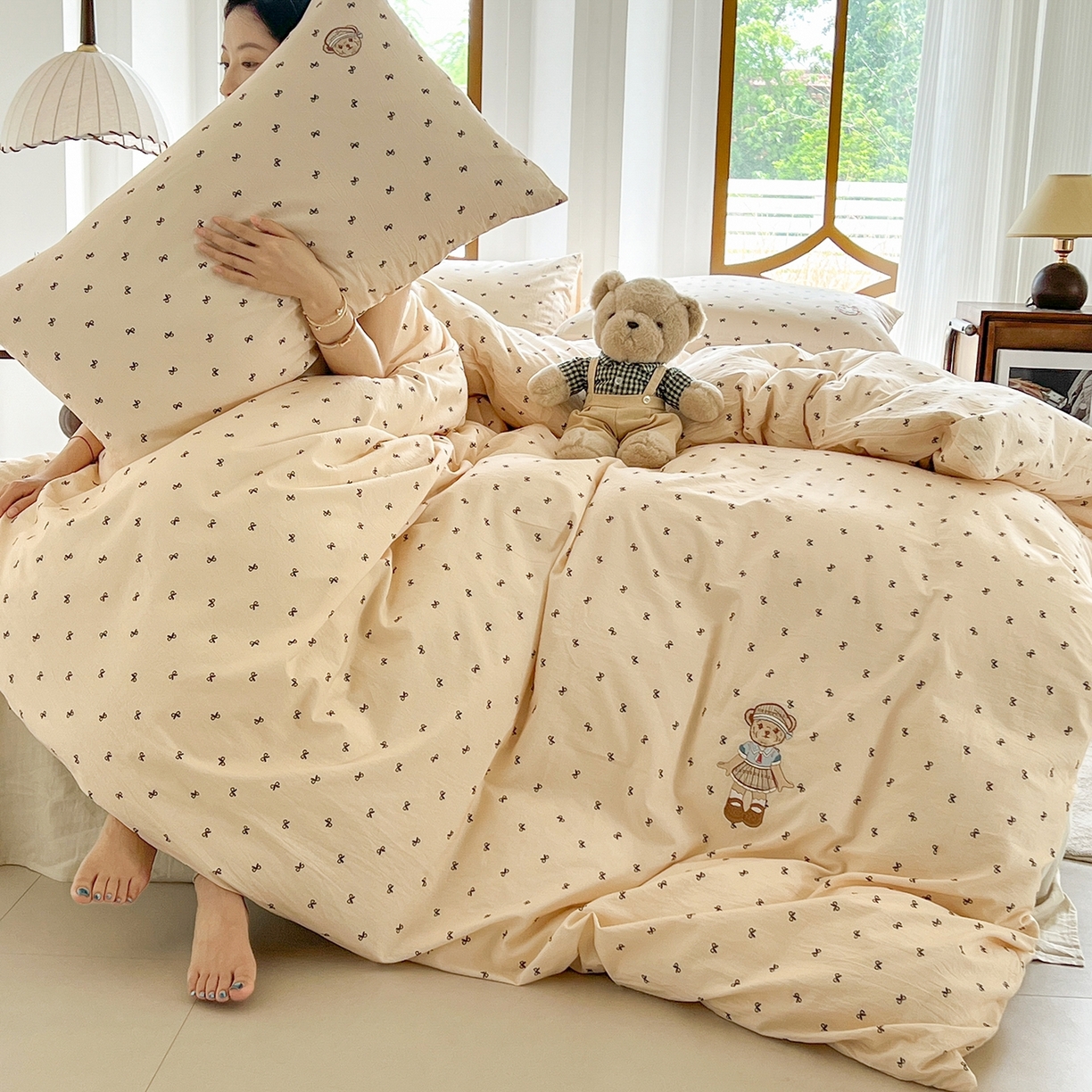 91家纺网 家纺一手货源 找家纺 欣晴家纺 2026新款软糯云朵棉水洗棉刺绣三件套四件套嘟嘟小熊系列（风格1） 邂逅