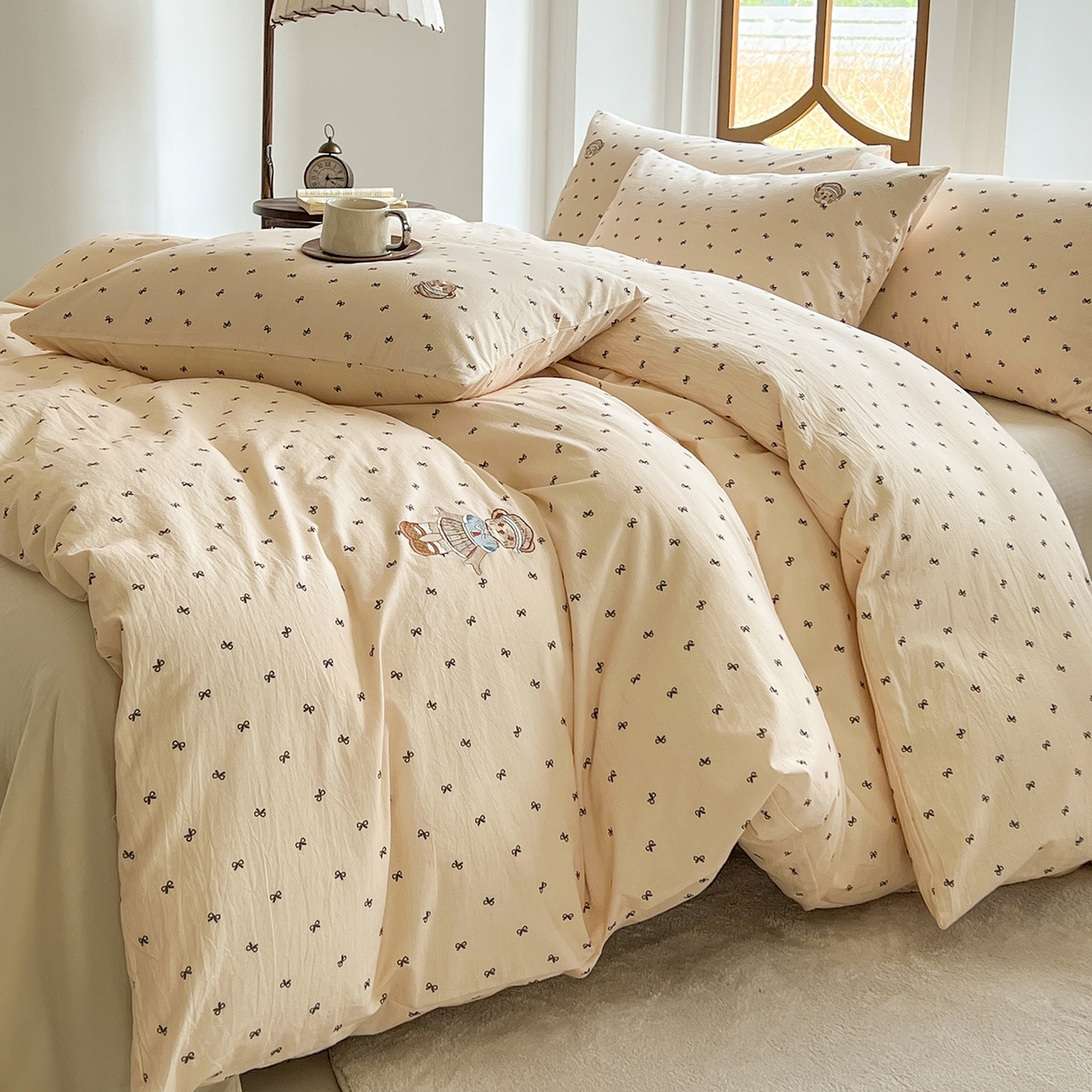 91家纺网 家纺一手货源 找家纺 欣晴家纺 2026新款软糯云朵棉水洗棉刺绣三件套四件套嘟嘟小熊系列（风格1） 邂逅