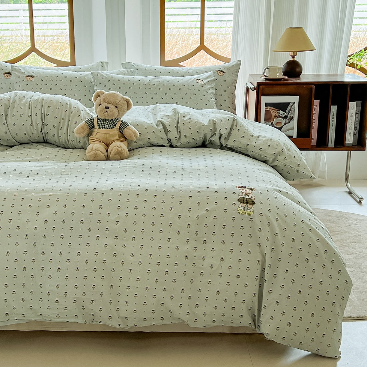 91家纺网 家纺一手货源 找家纺 欣晴家纺 2026新款软糯云朵棉水洗棉刺绣三件套四件套嘟嘟小熊系列（风格1） 花涧