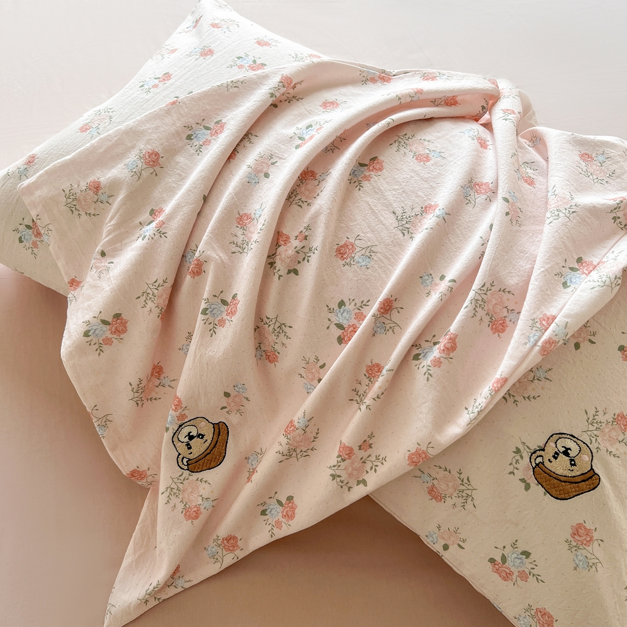 91家纺网 家纺一手货源 找家纺 欣晴家纺 2026新款软糯云朵棉水洗棉刺绣三件套四件套嘟嘟小熊系列（风格1） 花影