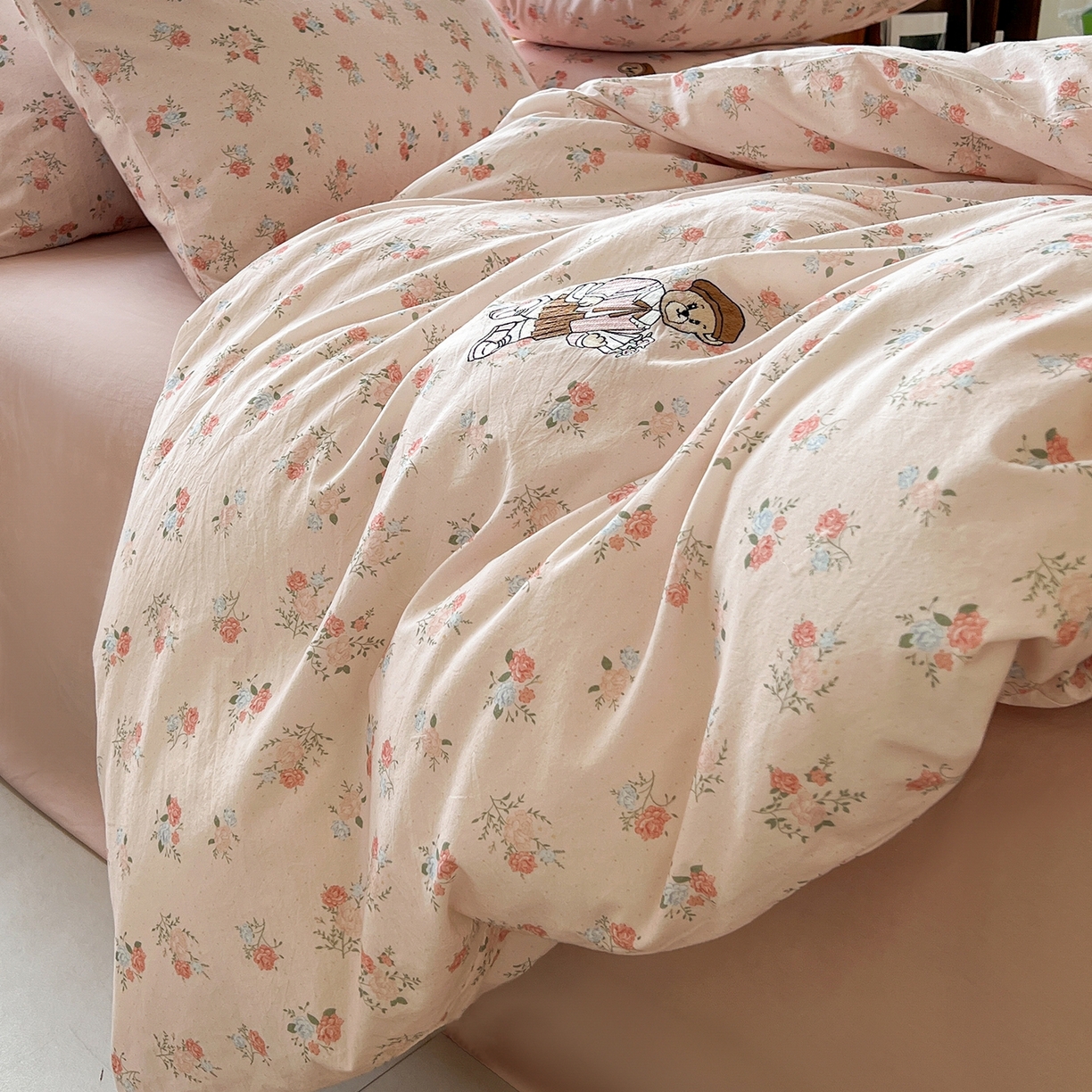 91家纺网 家纺一手货源 找家纺 欣晴家纺 2026新款软糯云朵棉水洗棉刺绣三件套四件套嘟嘟小熊系列（风格1） 花影