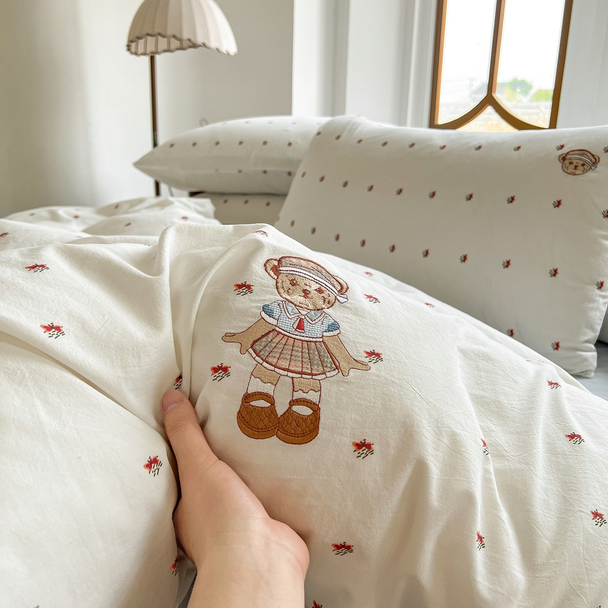 91家纺网 家纺一手货源 找家纺 欣晴家纺 2026新款软糯云朵棉水洗棉刺绣三件套四件套嘟嘟小熊系列（风格1） 流萤