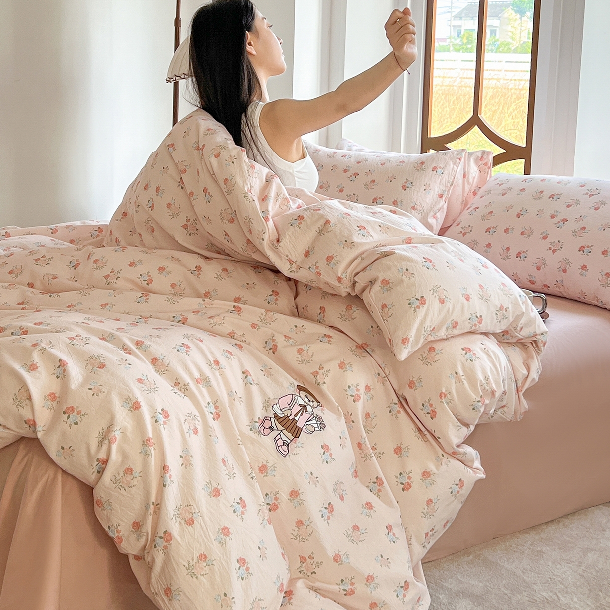 91家纺网 家纺一手货源 找家纺 欣晴家纺 2026新款软糯云朵棉水洗棉刺绣三件套四件套嘟嘟小熊系列（风格1） 花影