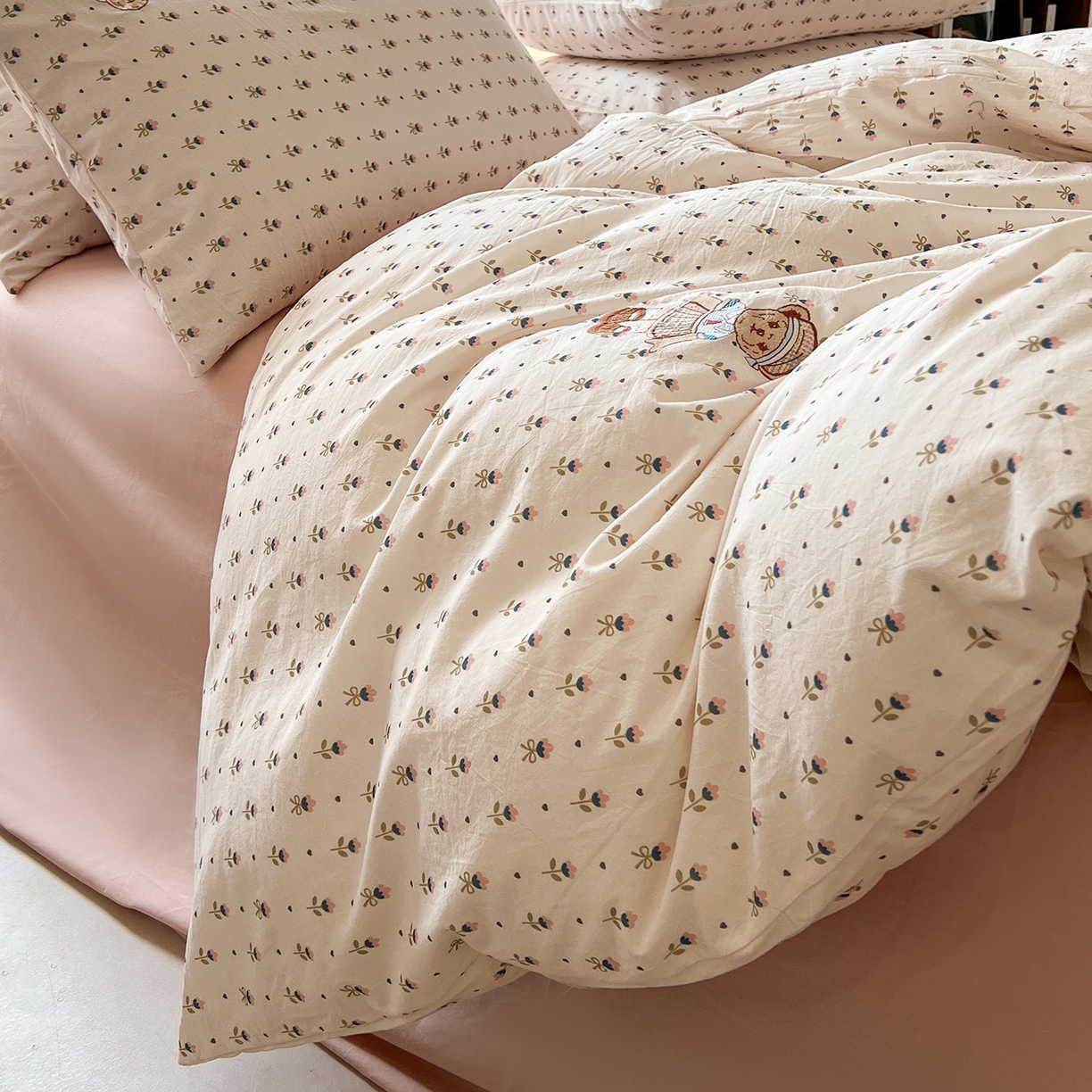 91家纺网 家纺一手货源 找家纺 欣晴家纺 2026新款软糯云朵棉水洗棉刺绣三件套四件套嘟嘟小熊系列（风格1） 晴语