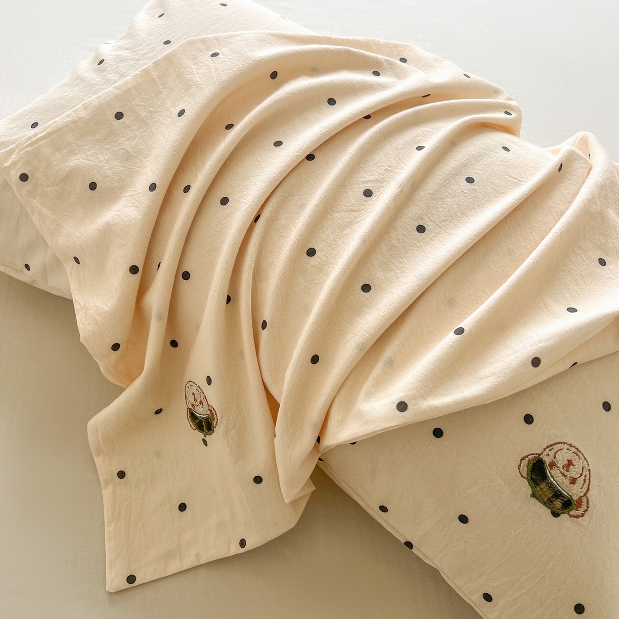 91家纺网 家纺一手货源 找家纺 欣晴家纺 2026新款软糯云朵棉水洗棉刺绣三件套四件套嘟嘟小熊系列（风格1） 尘香