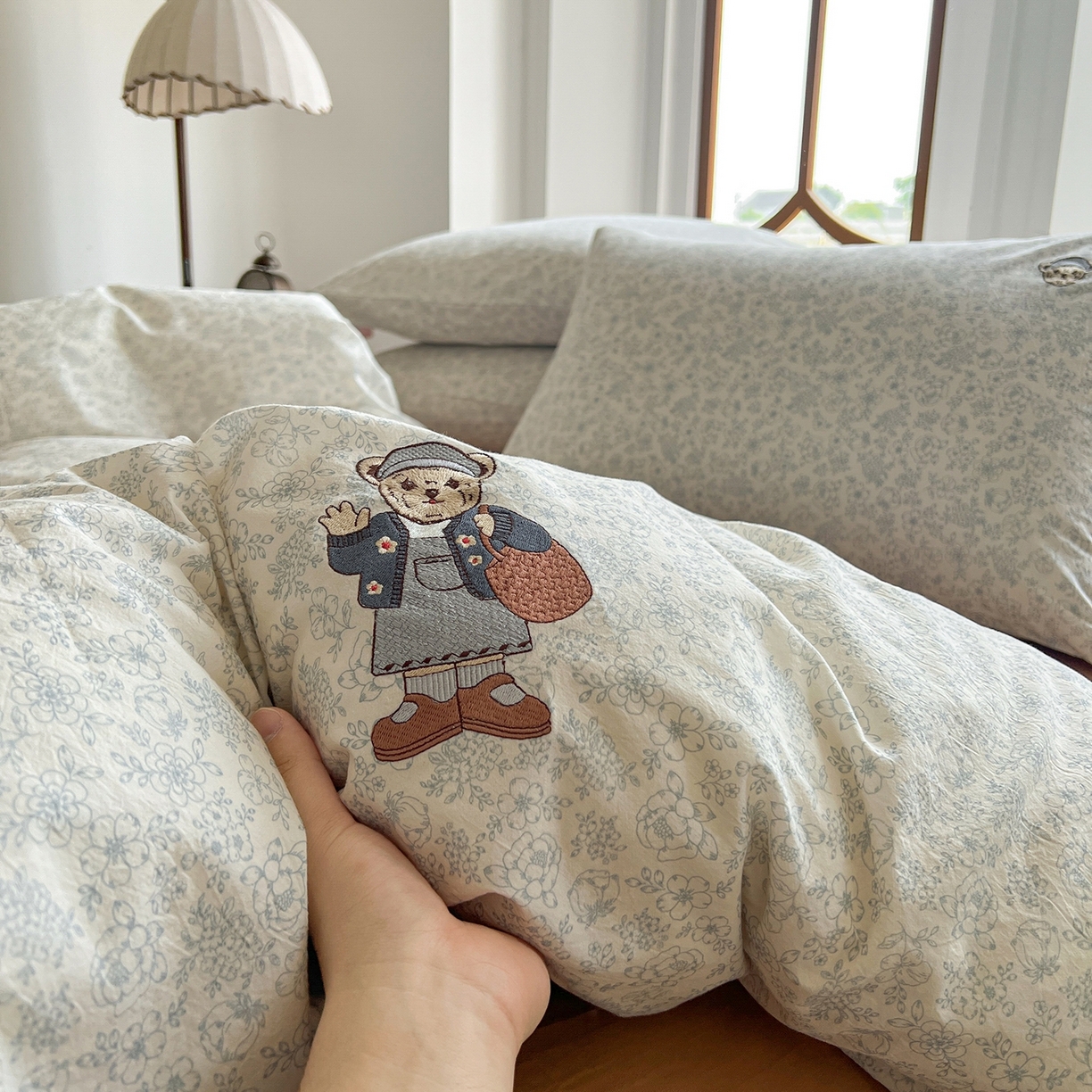 91家纺网 家纺一手货源 找家纺 欣晴家纺 2026新款软糯云朵棉水洗棉刺绣三件套四件套嘟嘟小熊系列（风格1） 清风