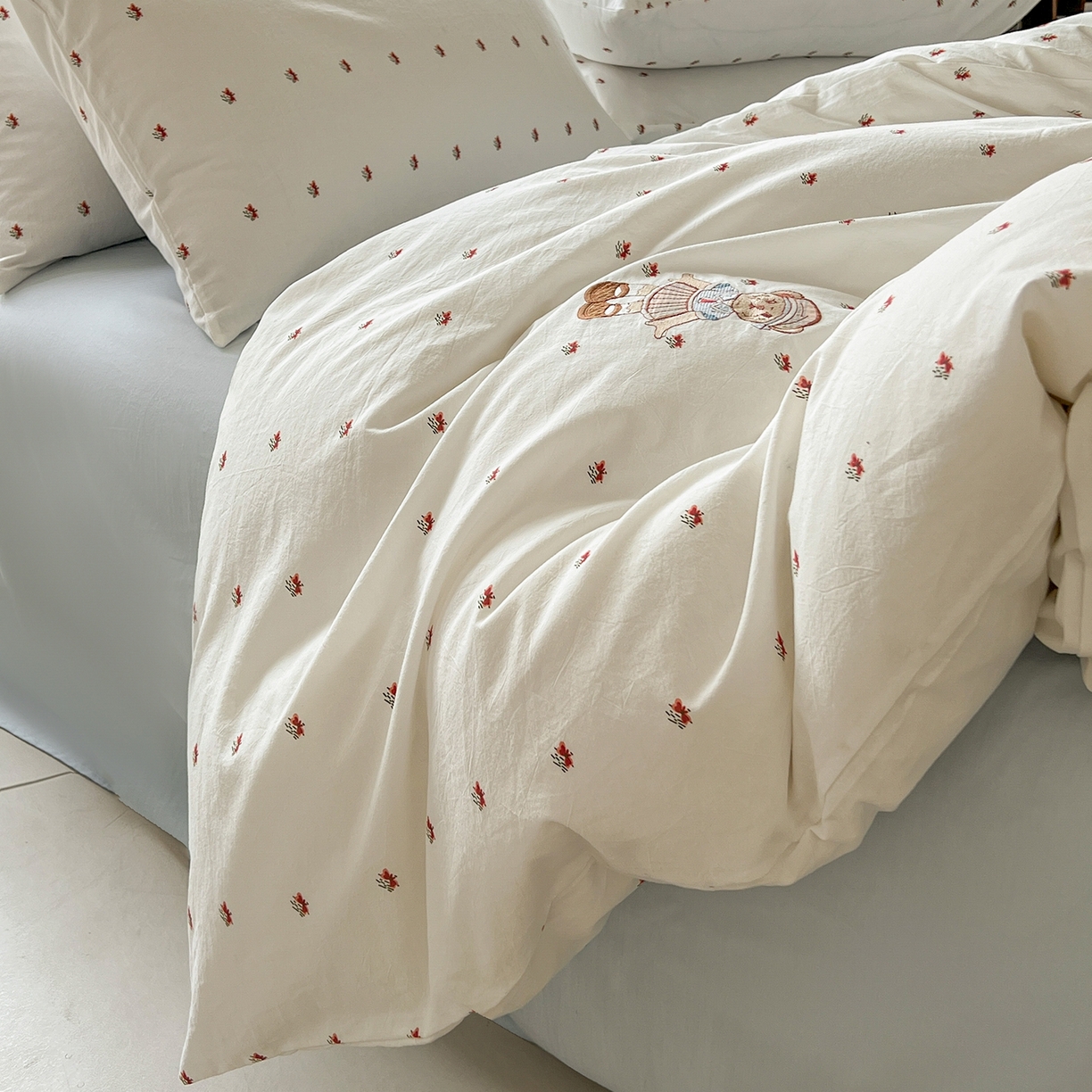 91家纺网 家纺一手货源 找家纺 欣晴家纺 2026新款软糯云朵棉水洗棉刺绣三件套四件套嘟嘟小熊系列（风格1） 流萤