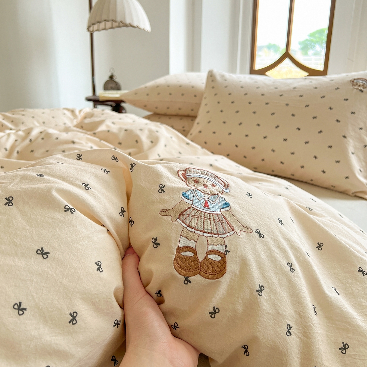 91家纺网 家纺一手货源 找家纺 欣晴家纺 2026新款软糯云朵棉水洗棉刺绣三件套四件套嘟嘟小熊系列（风格1） 邂逅