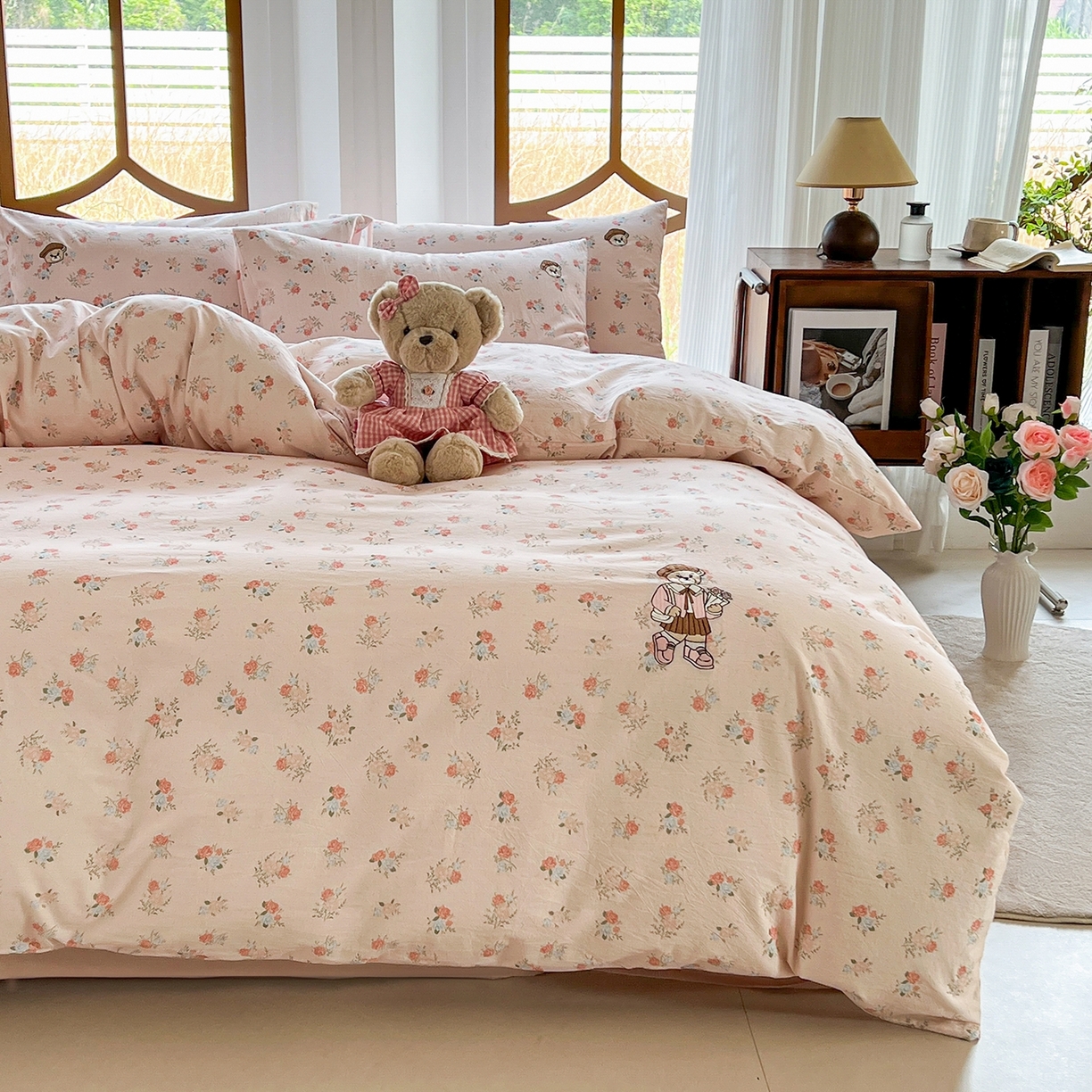 91家纺网 家纺一手货源 找家纺 欣晴家纺 2026新款软糯云朵棉水洗棉刺绣三件套四件套嘟嘟小熊系列（风格1） 花影